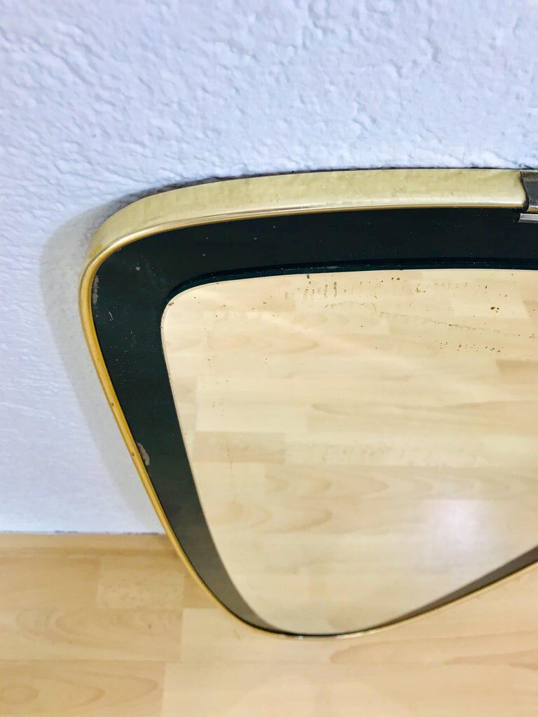 Miroir mural asymétrique italien encadré de laiton années 1960 Italie