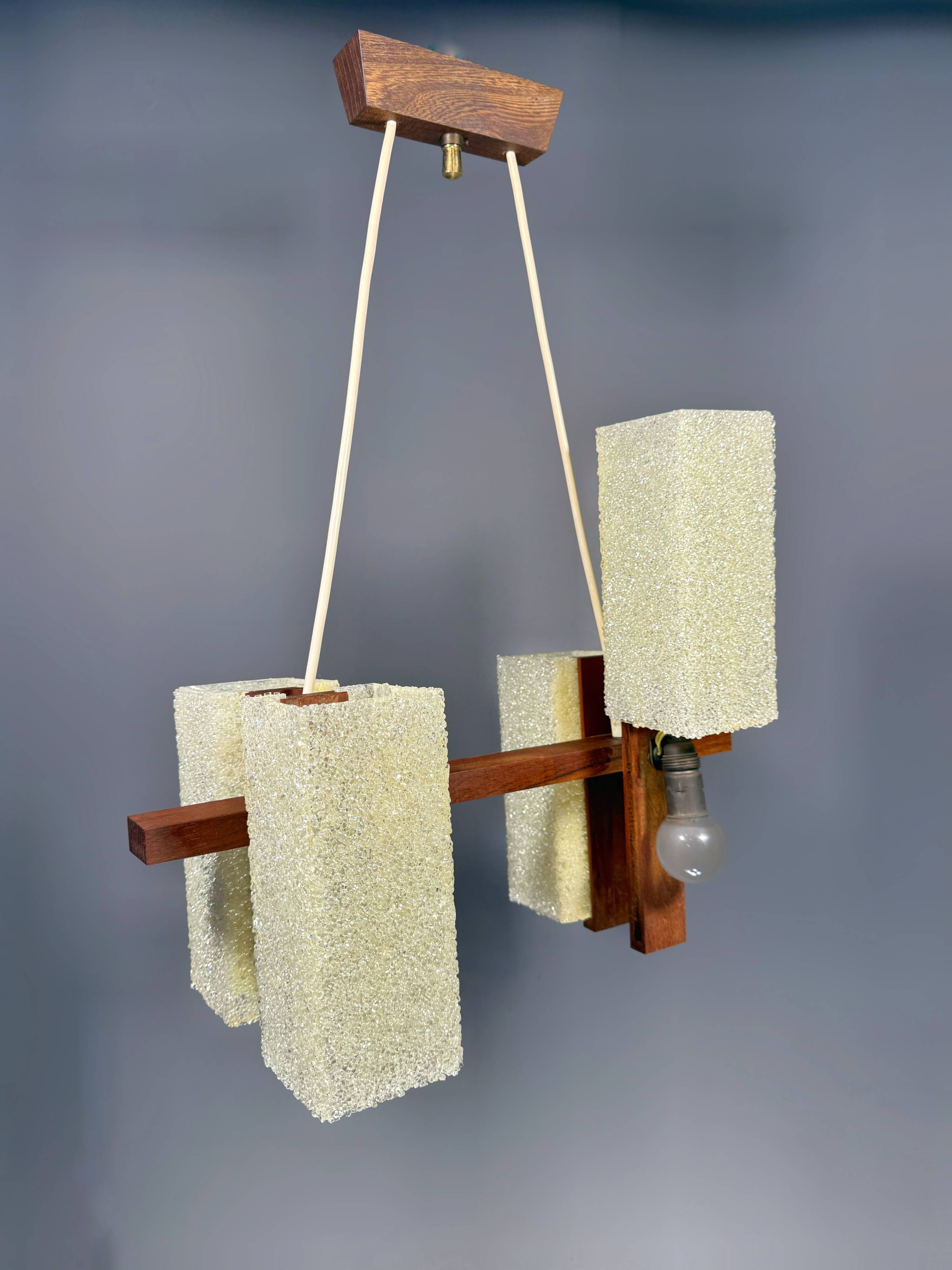 Chandelier scandinave en teck massif avec abat-jours en résine plexiglass – années 1960