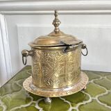 Boîte ou coffret ancien en laiton gravé
