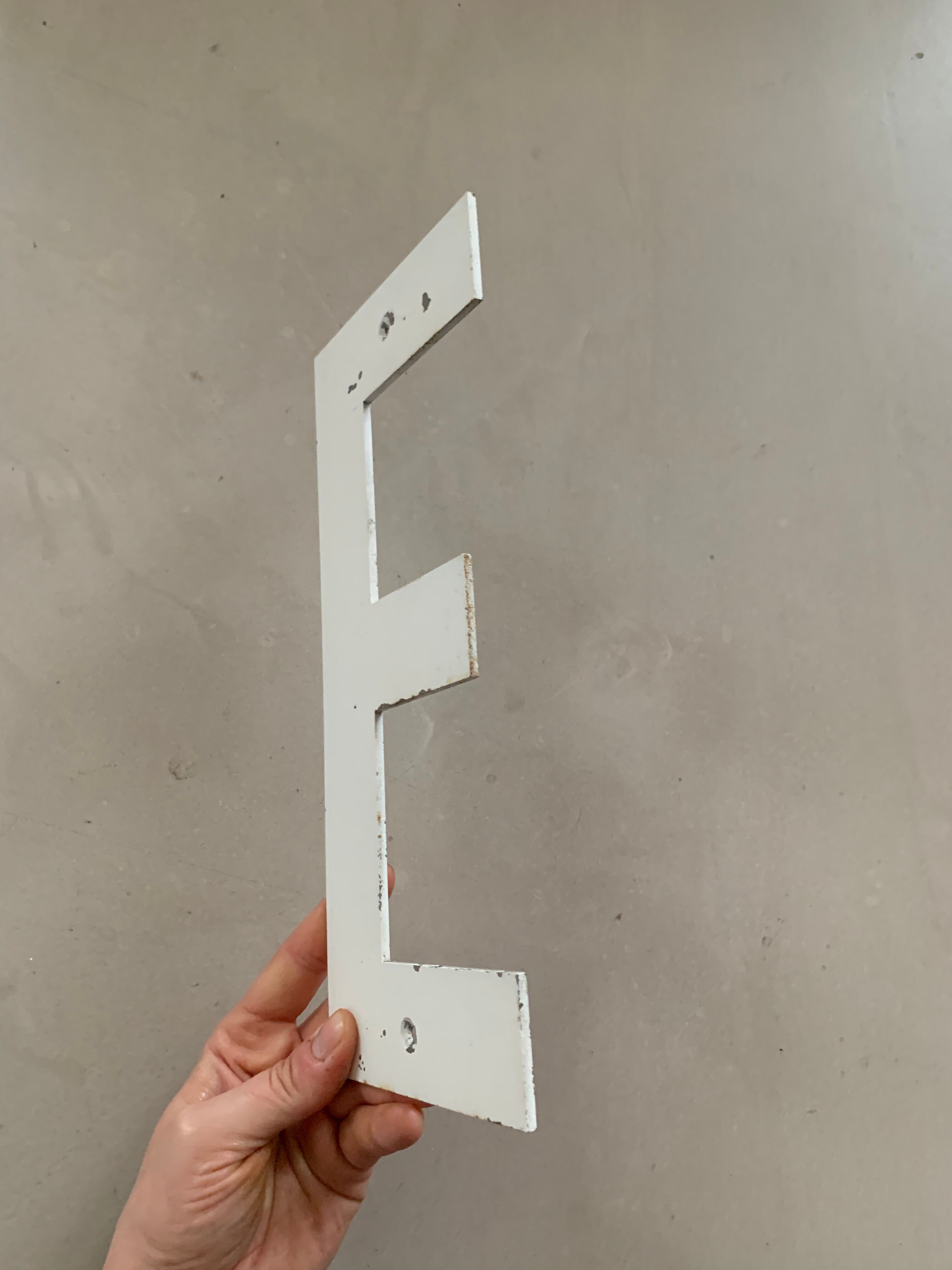 Lettre d’enseigne ancienne E, 27cm