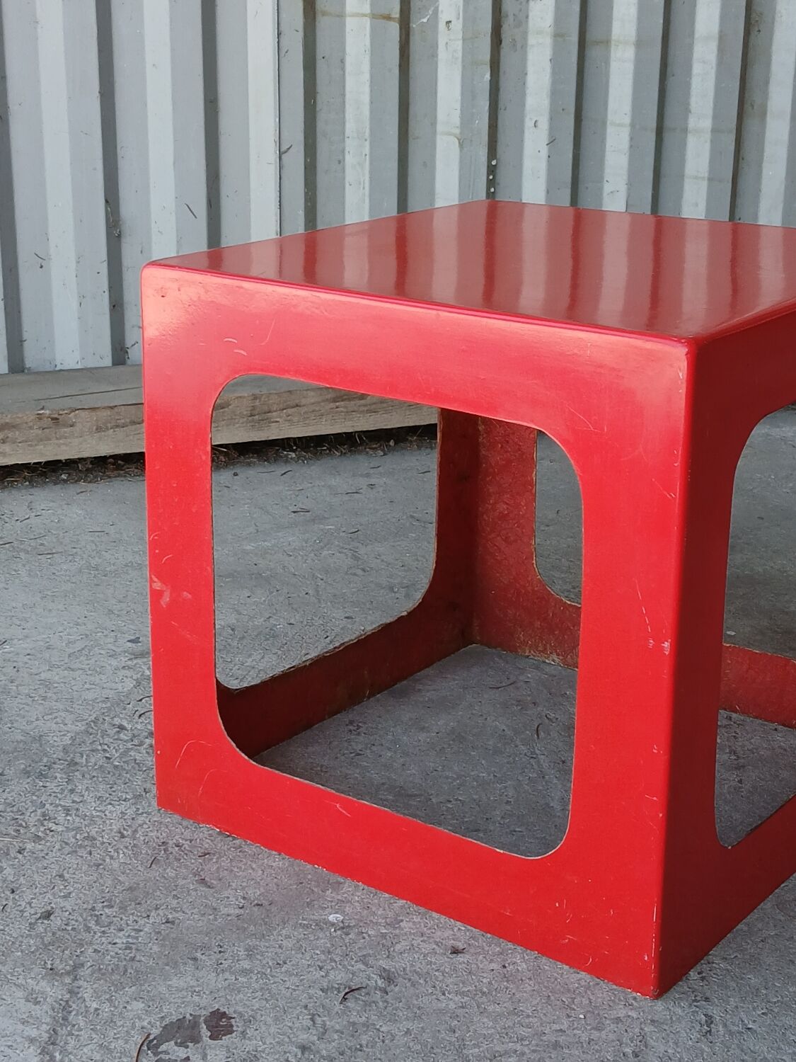 Cube side table in fibreglass