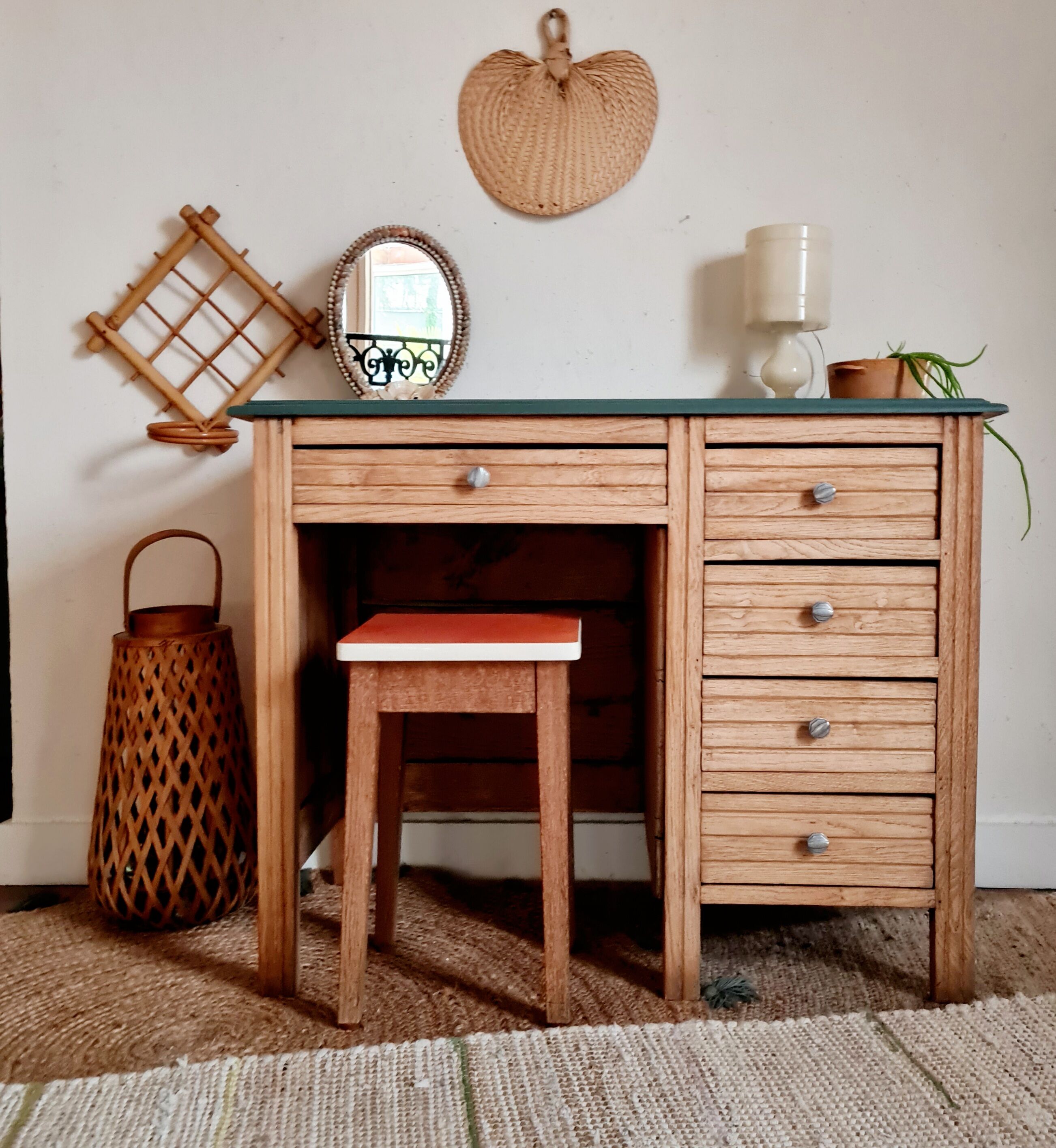 Bureau ancien en bois plateau vert et tiroirs