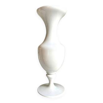 Medici vase in white opaline