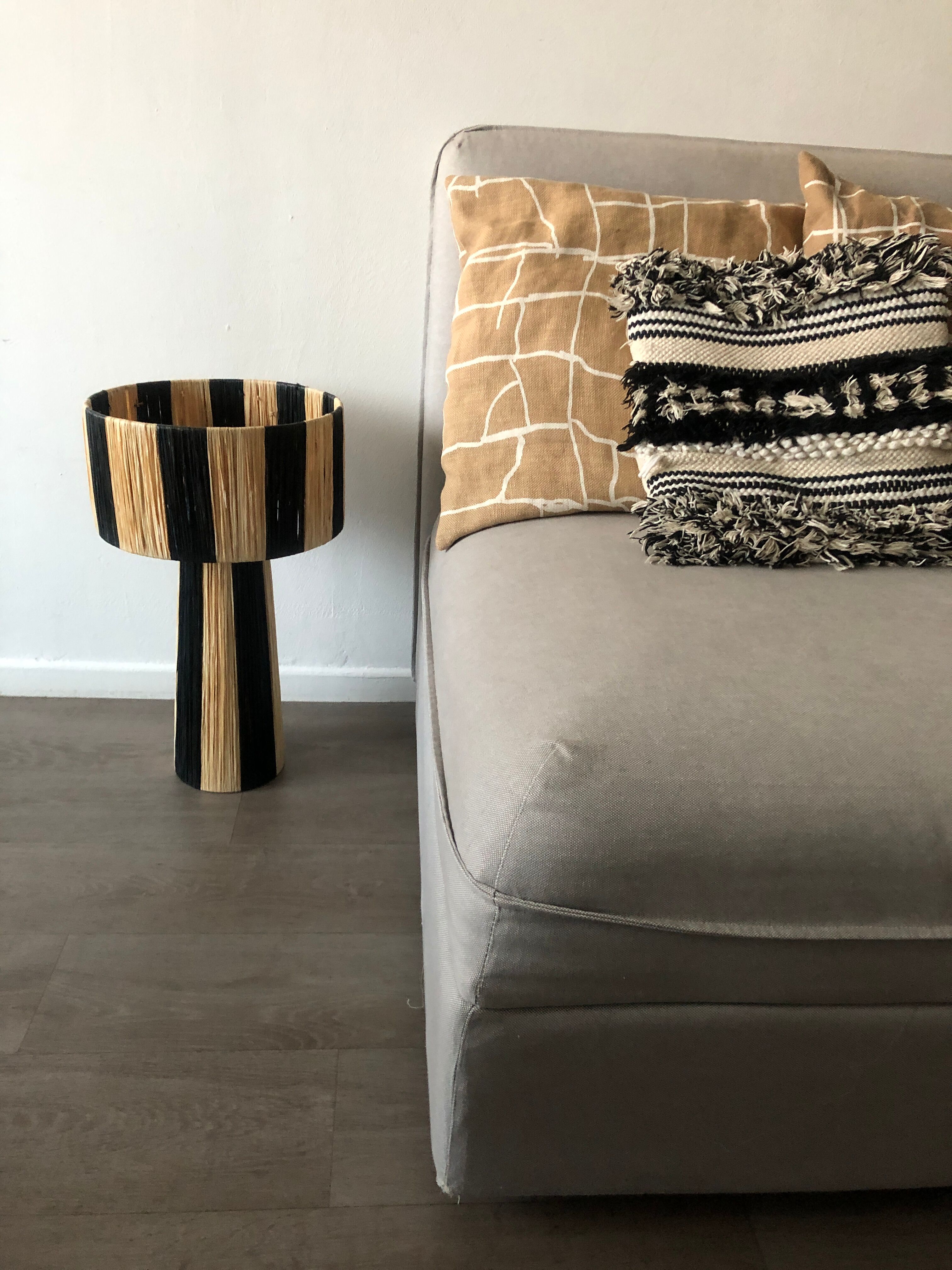 Lamppost in Raphia fine black natural style