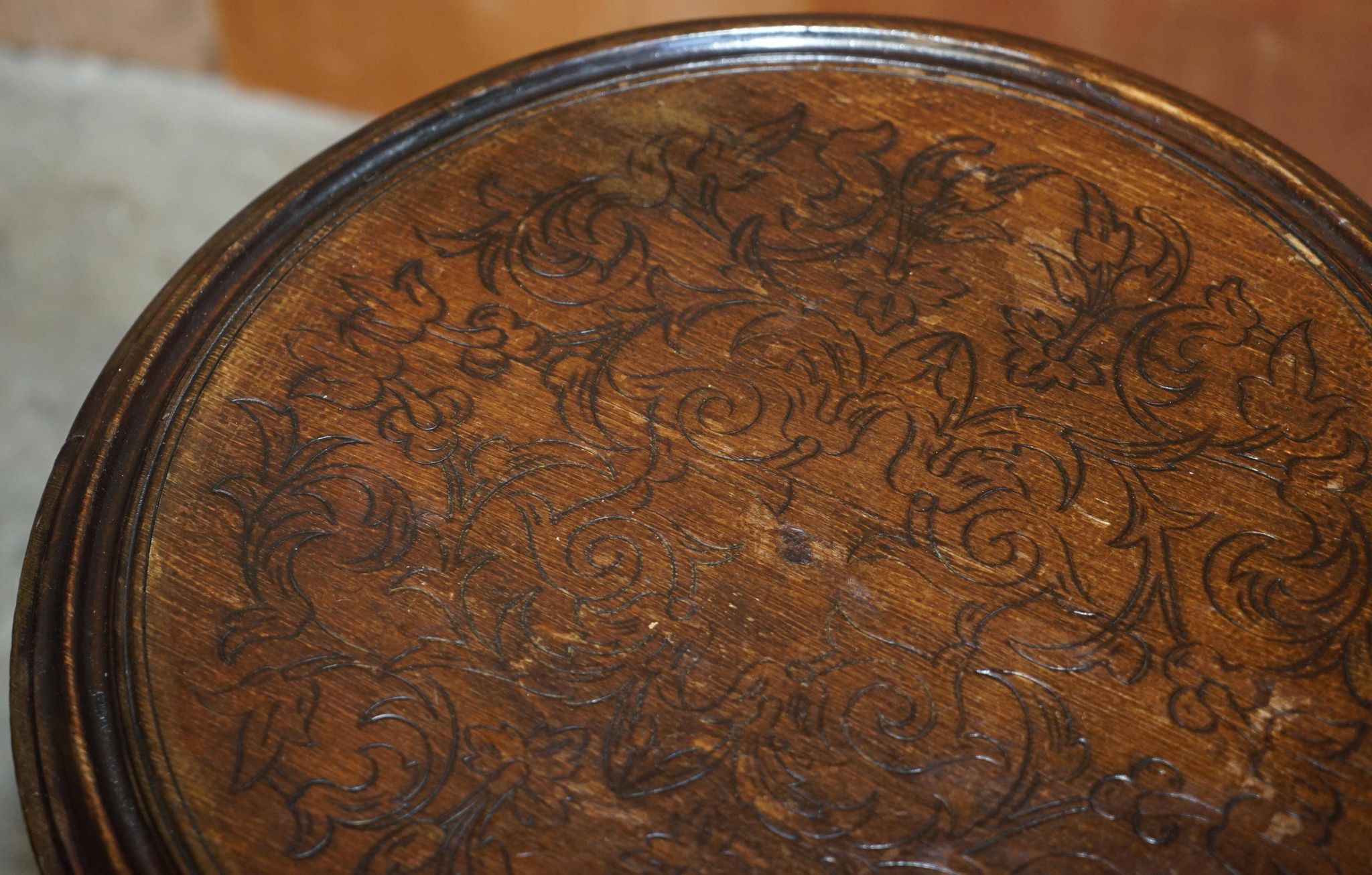 Table bibliothèque victorienne en chêne, deux niveaux, plateau pokerwork