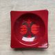 Cendrier vintage en tole emaillee tons rouge decor floral annees 60