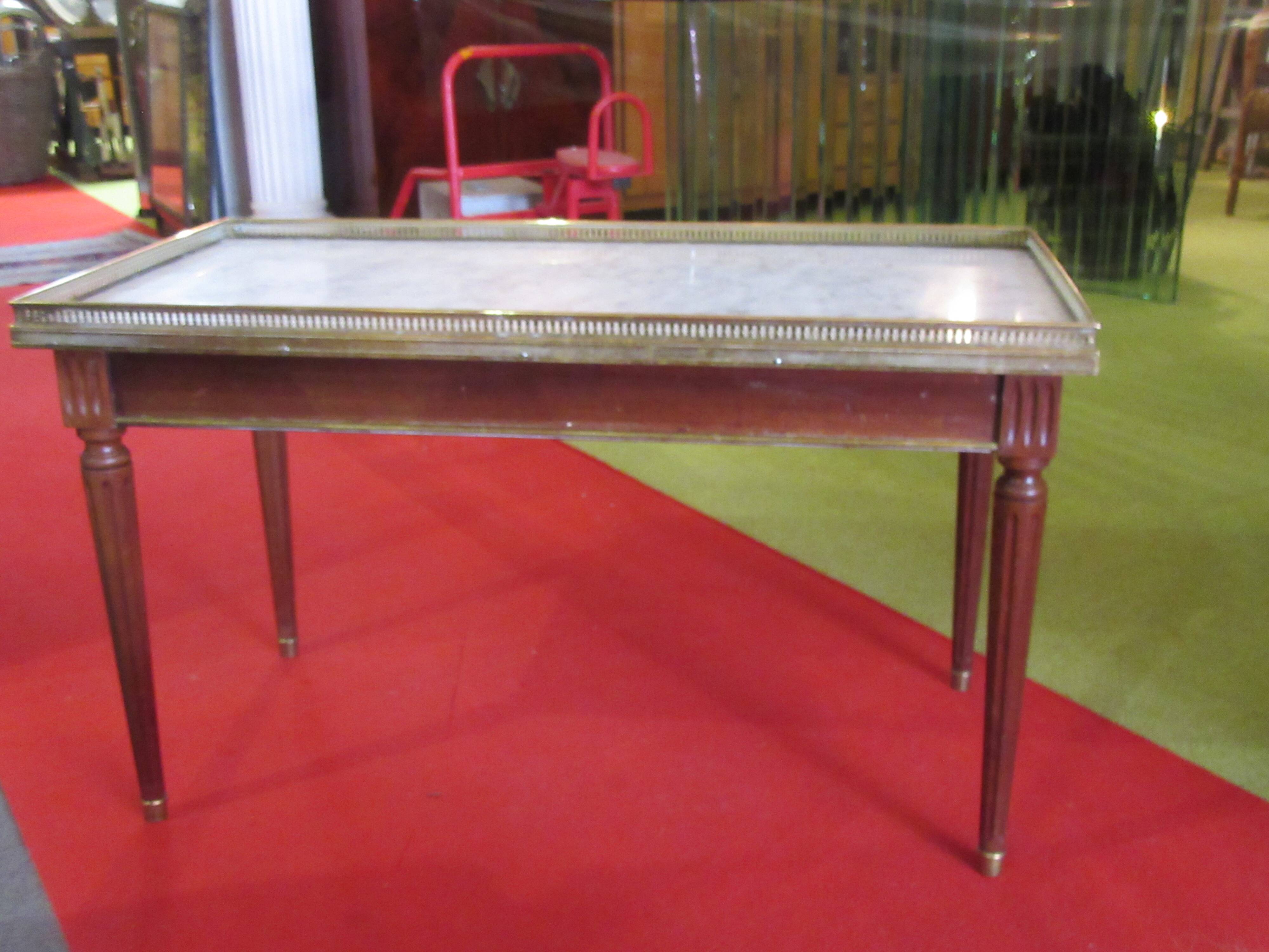 Table basse style louis XVI en acajou et laiton
