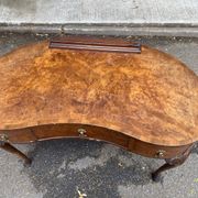 Console bureau de dame haricot en ronce de noyer début 20ème