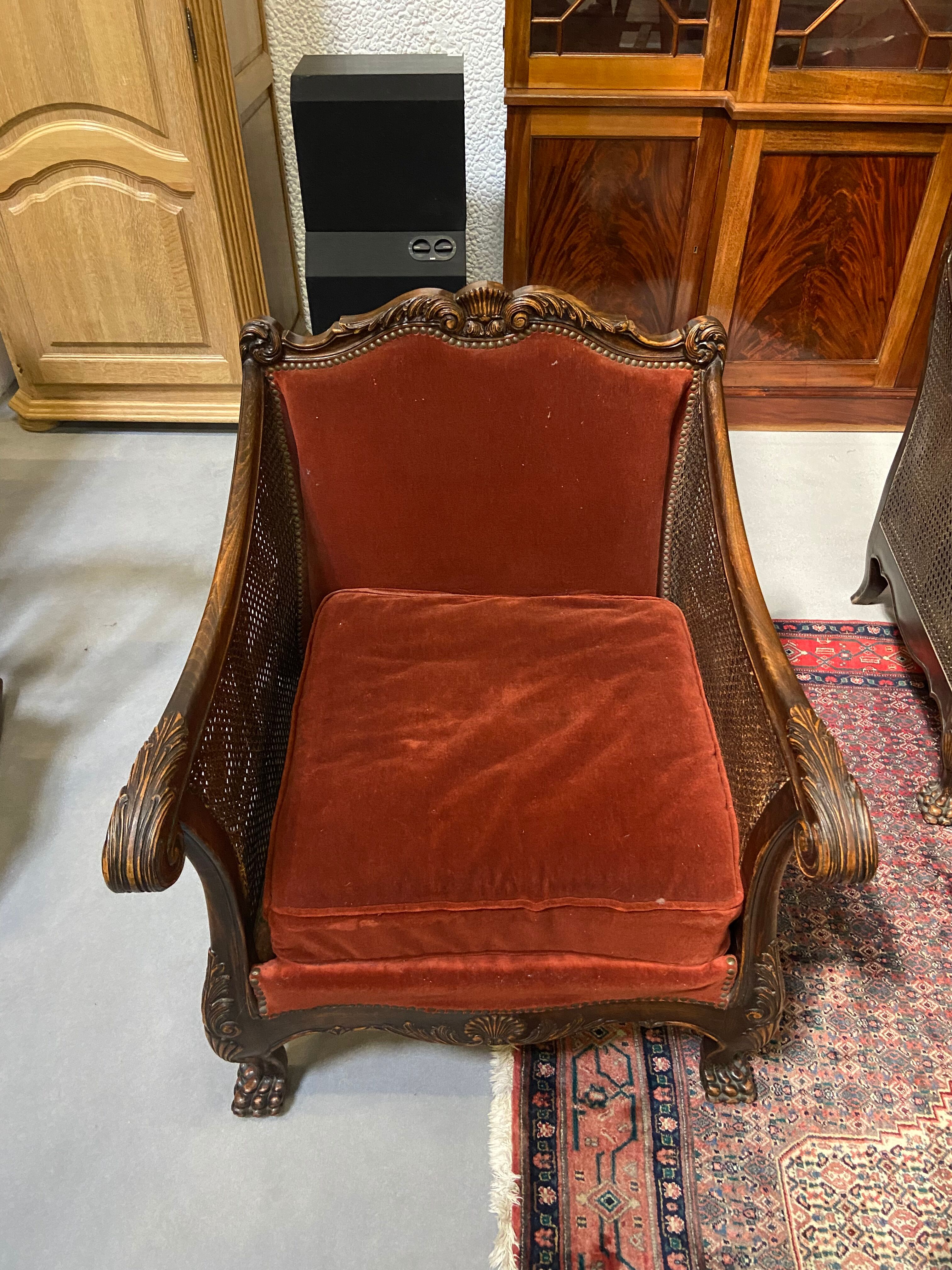 Salon baroque en velours bordeaux et bois