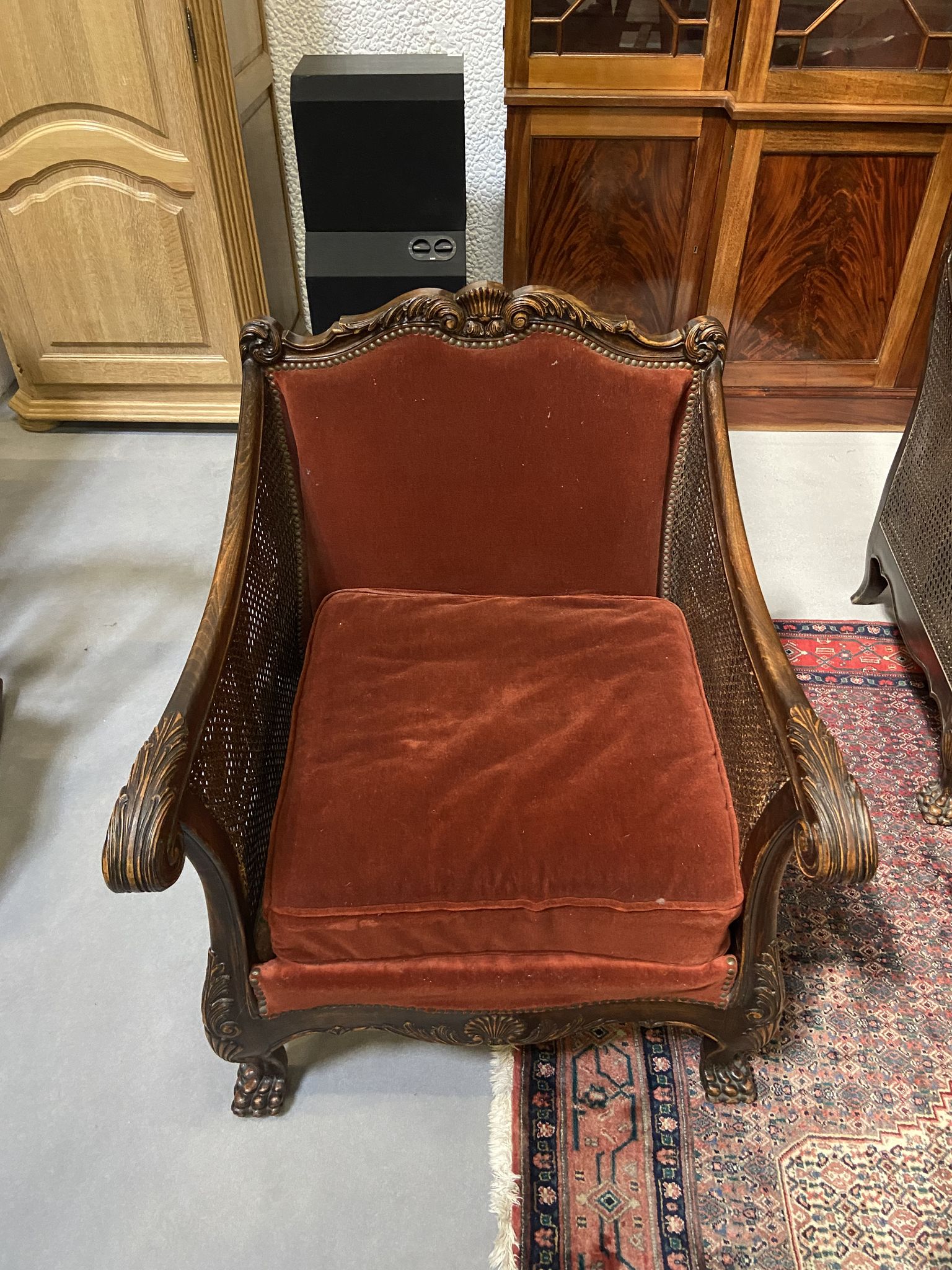 Baroque living room in burgundy velvet and wood