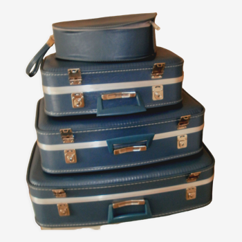 Vintage nesting suitcases called "flight attendant"