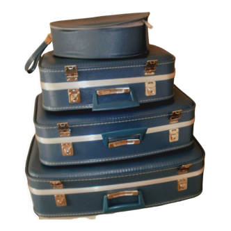 Vintage nesting suitcases called "flight attendant"