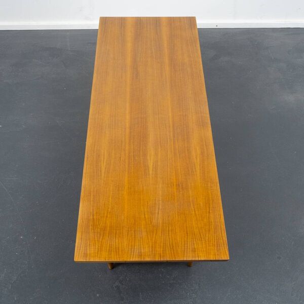 Table basse des années 50, noyer, pieds en V, restaurée