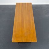 Table basse des années 50, noyer, pieds en V, restaurée
