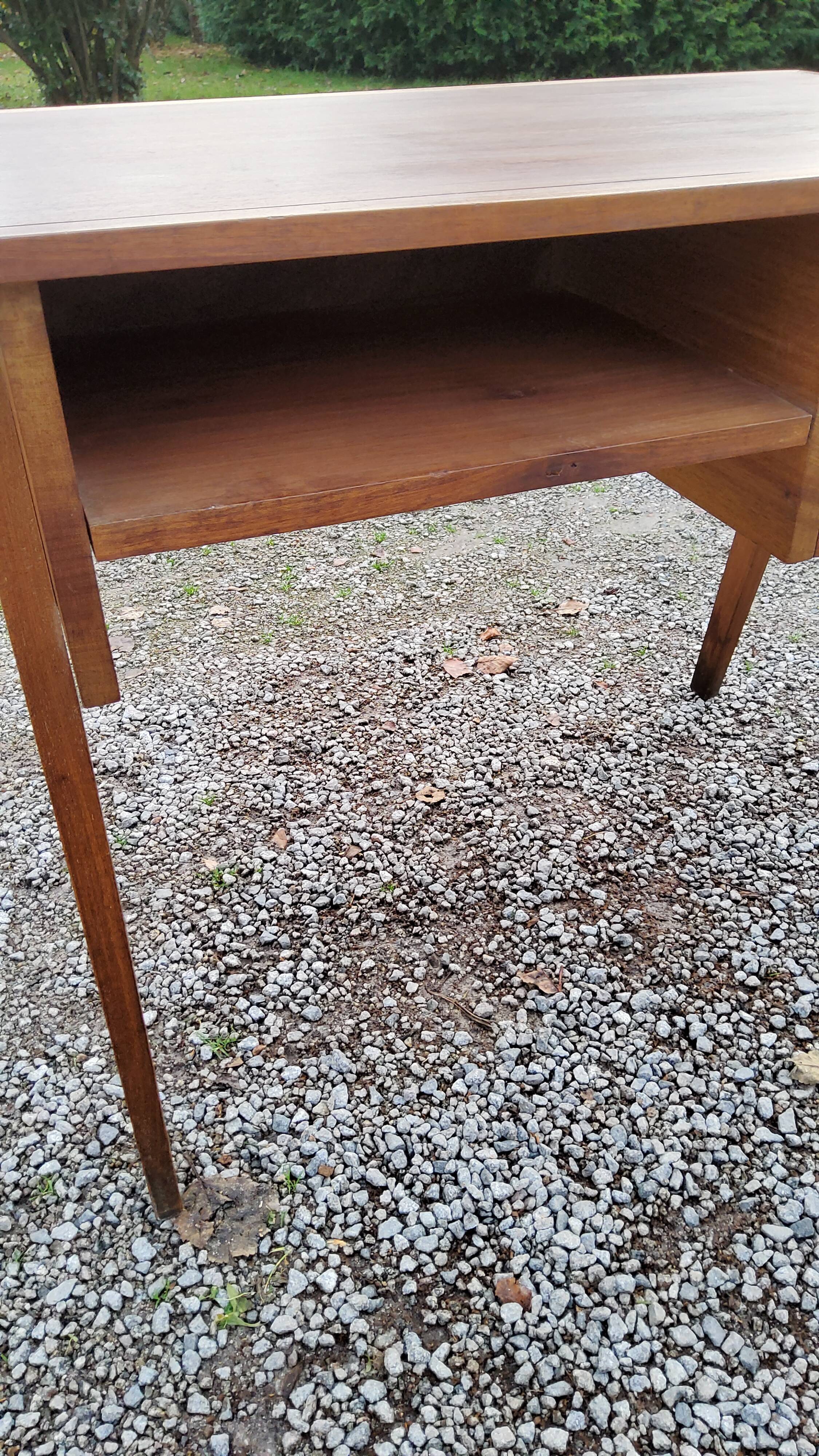 Office of the 50s in mahogany blond compass feet