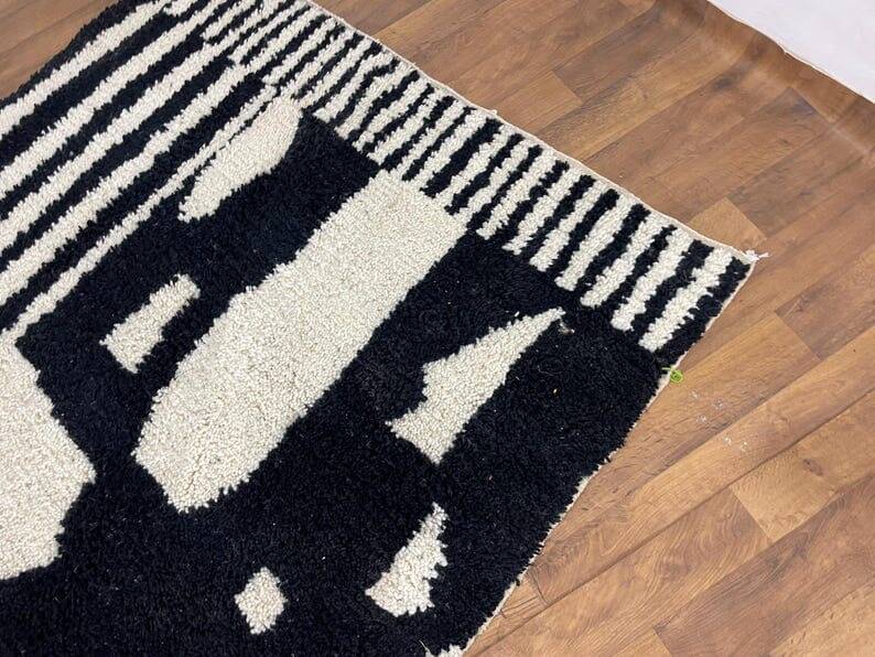 Handmade traditional Beni Ourain Berber rug, size 150 x 250 cm.