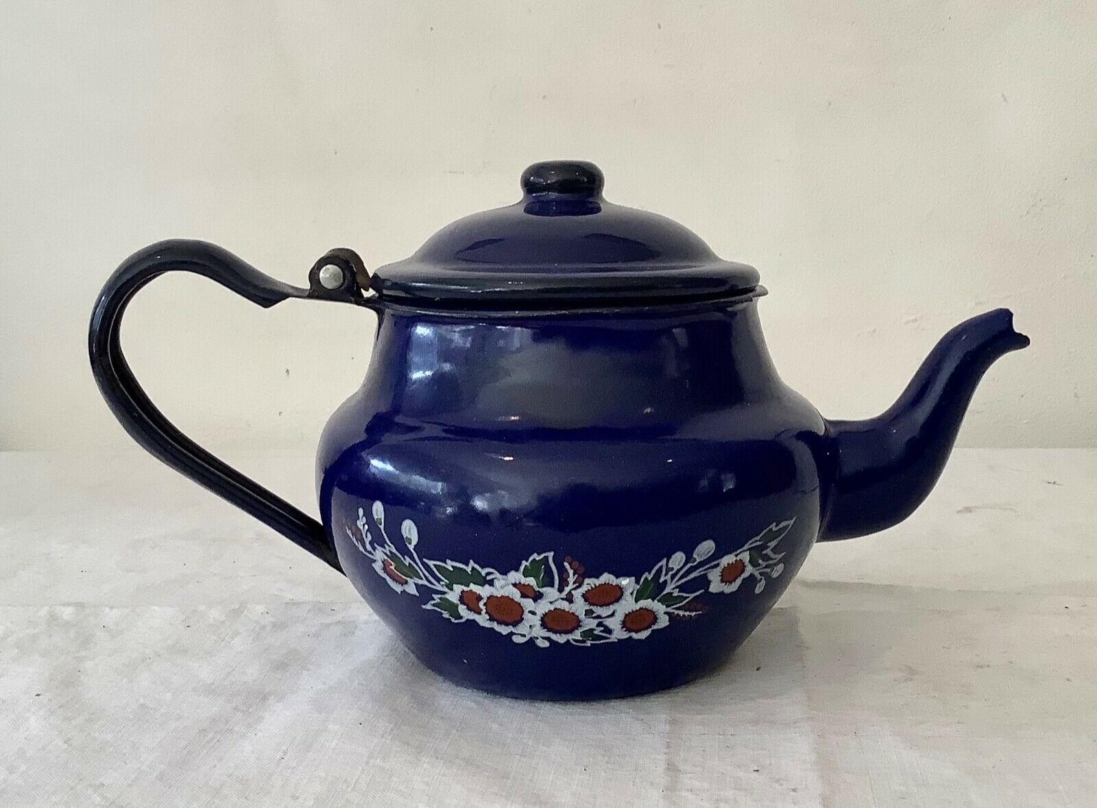 Vintage teapot 1950 in enamelled sheet metal