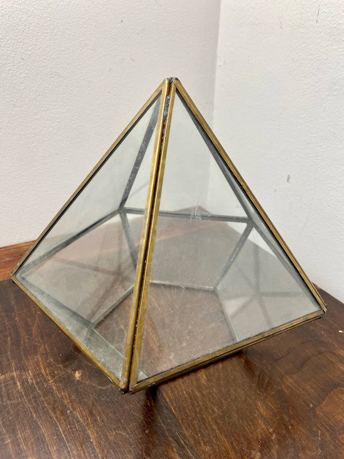 Vitrine pyramidale en laiton