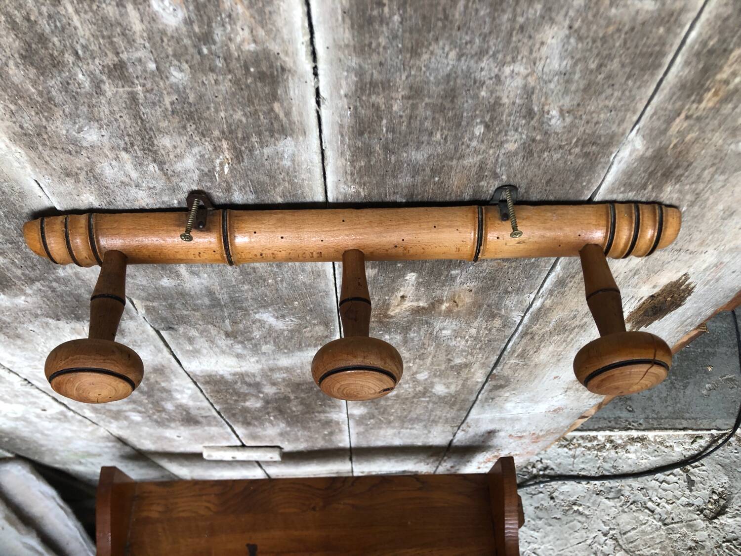 Ancienne patère murale en bois tourné