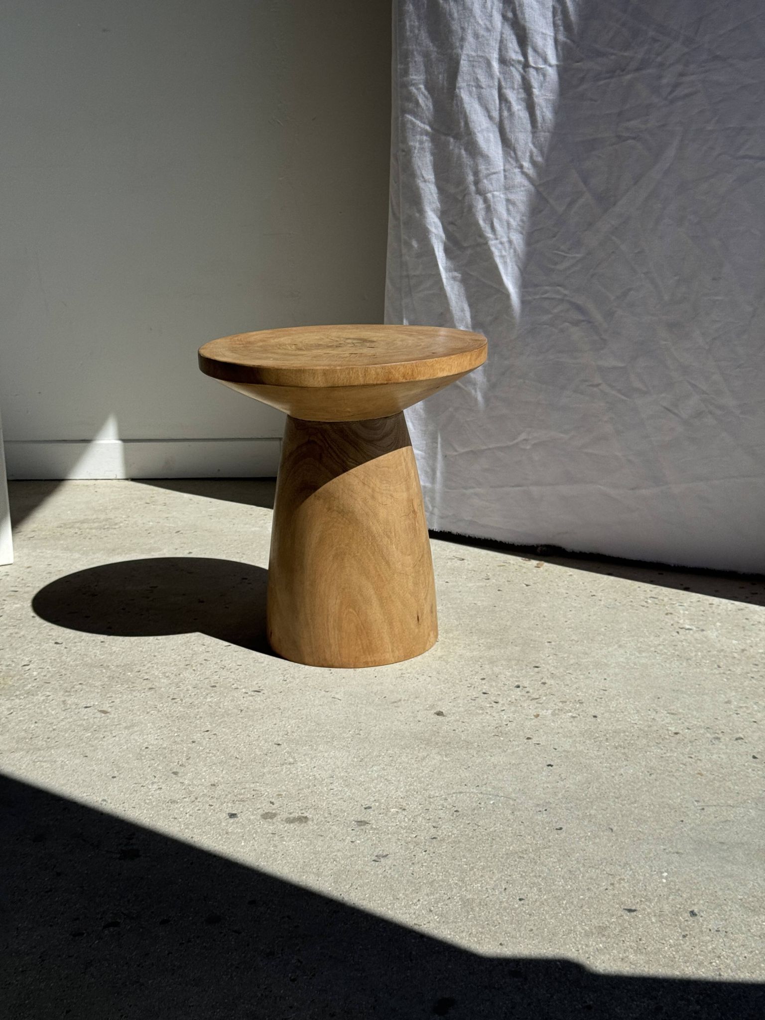 Table d'appoint en manguier massif naturel (monoxyle) piètement conique min