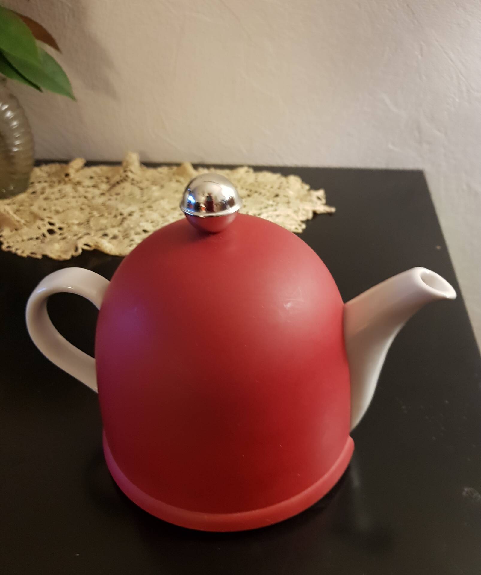 Porcelain teapot with thermal lid