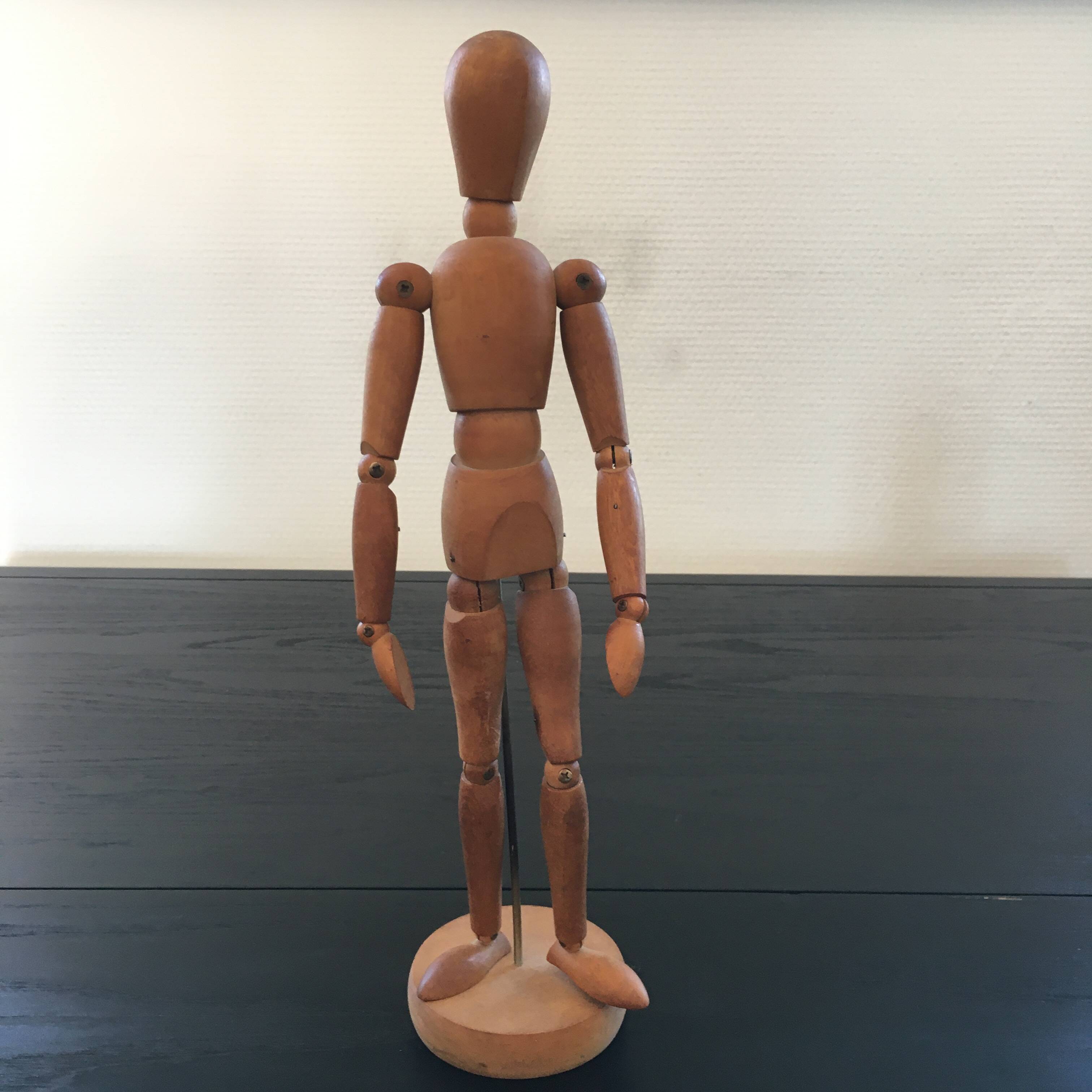 Articulated wooden mannequin
