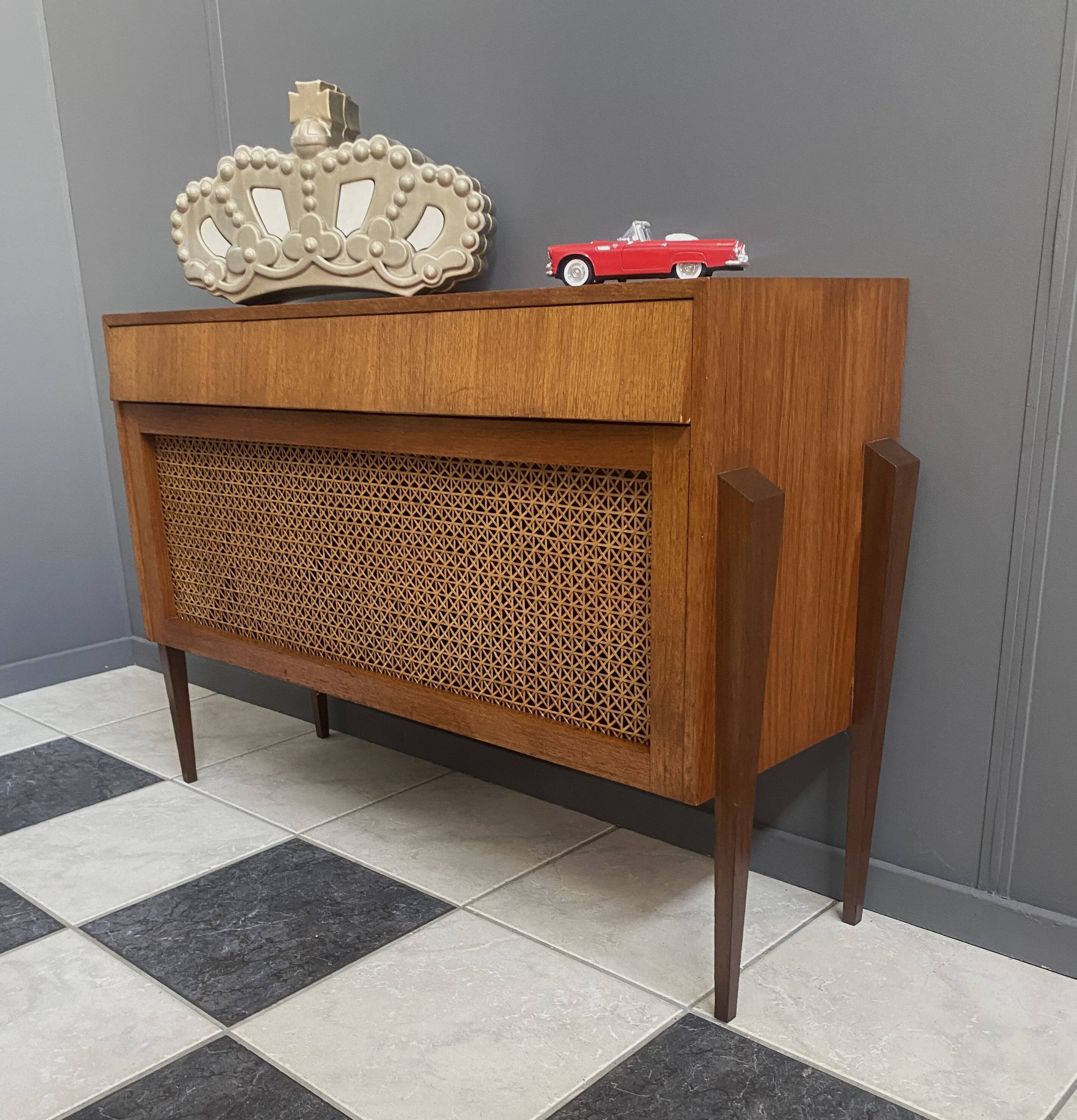 Petit buffet en teck avec façade sanglée, années 1960
