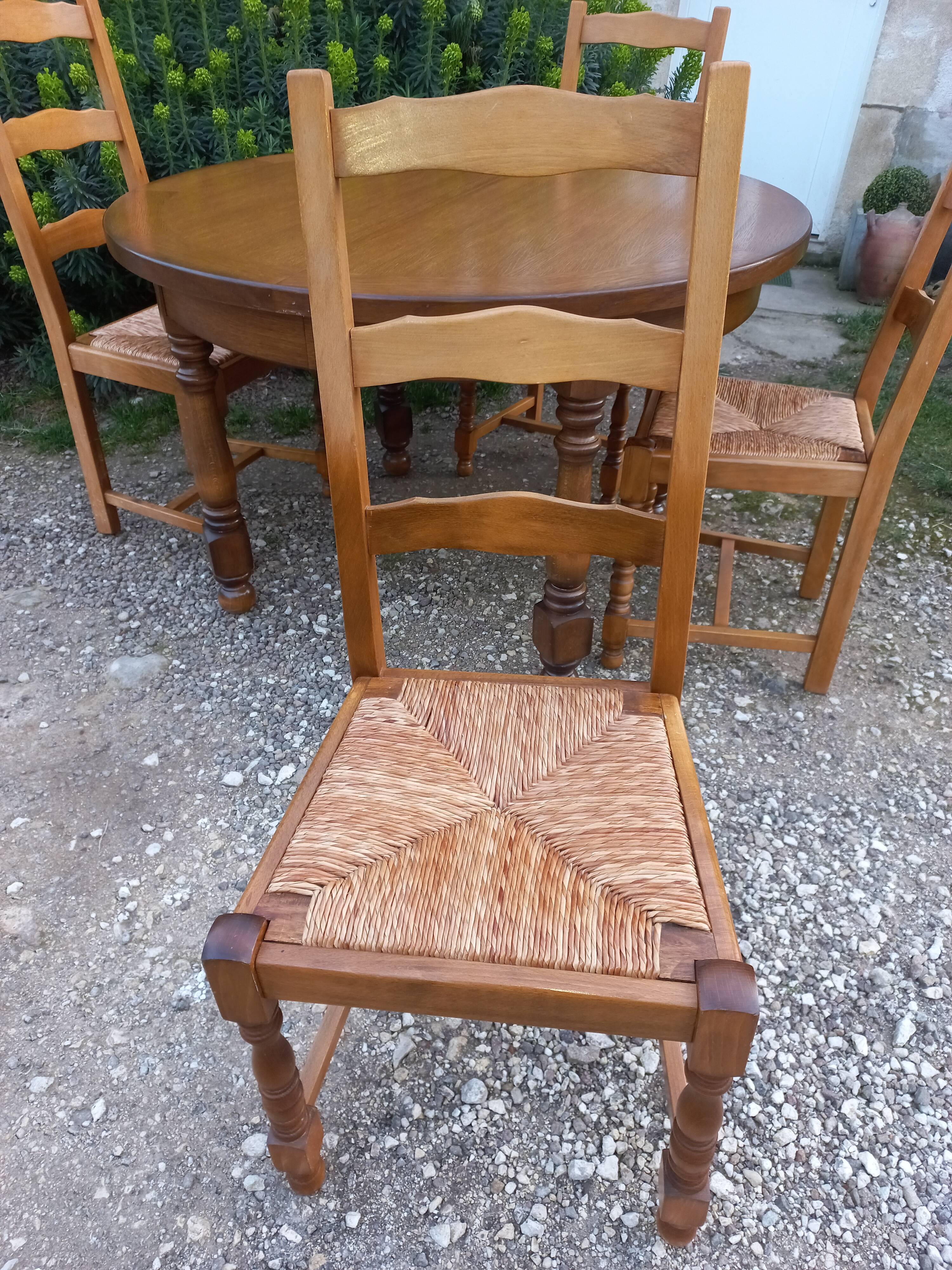 Table and 4 chairs + extension