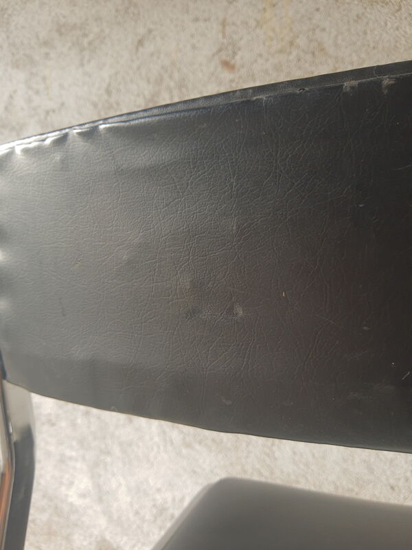 Chaise traineau skaï noir années 70 vintage