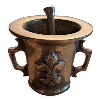Old little apothecary mortar
In solid bronze fleur-de-lys decorations