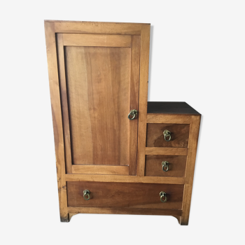 Asymmetric dresser