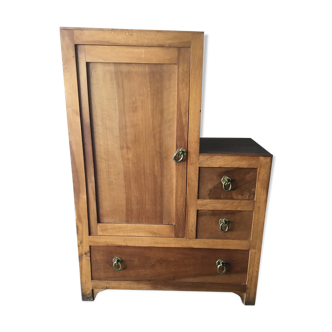 Asymmetric dresser