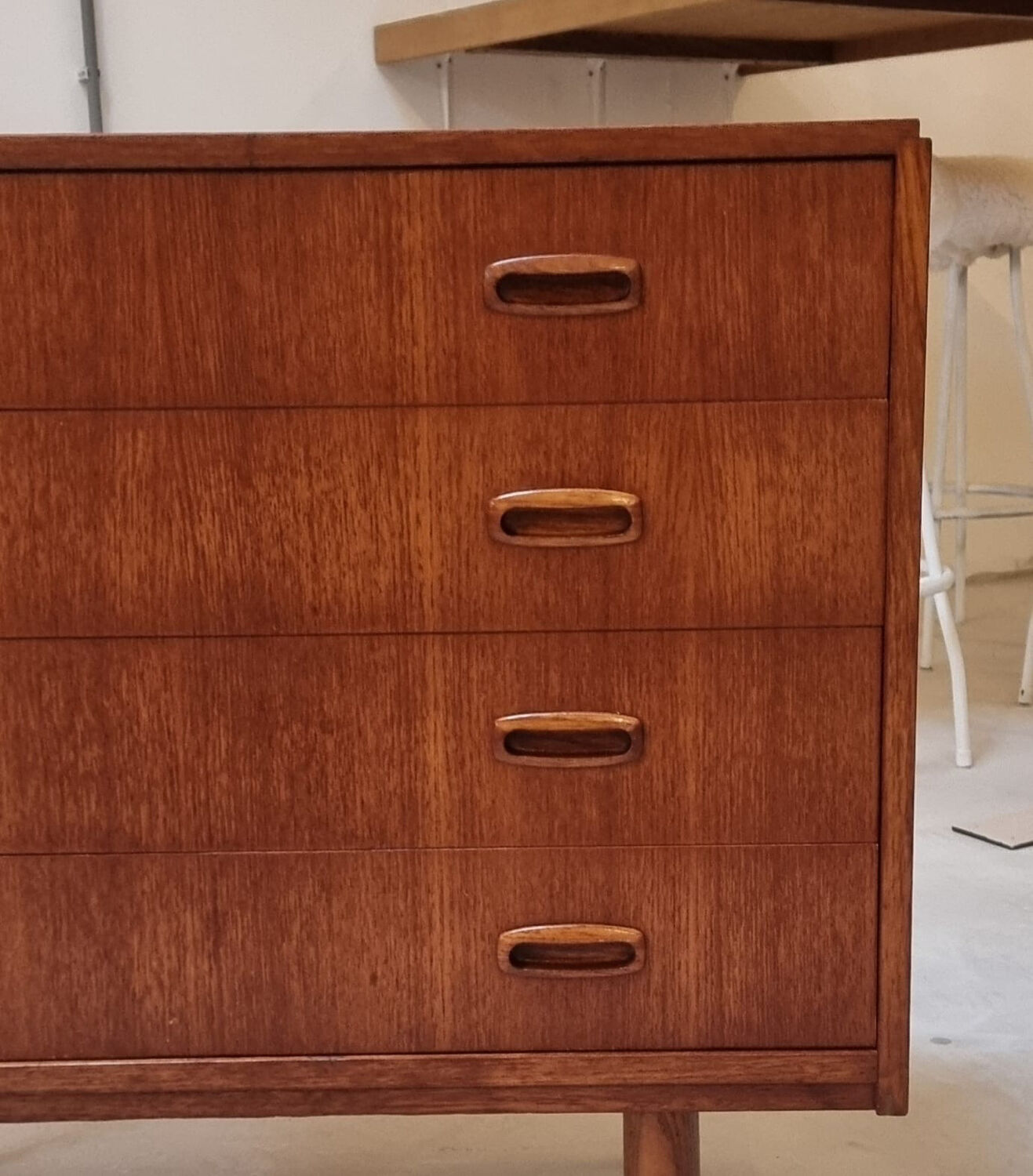 Commode à tiroirs du milieu du siècle