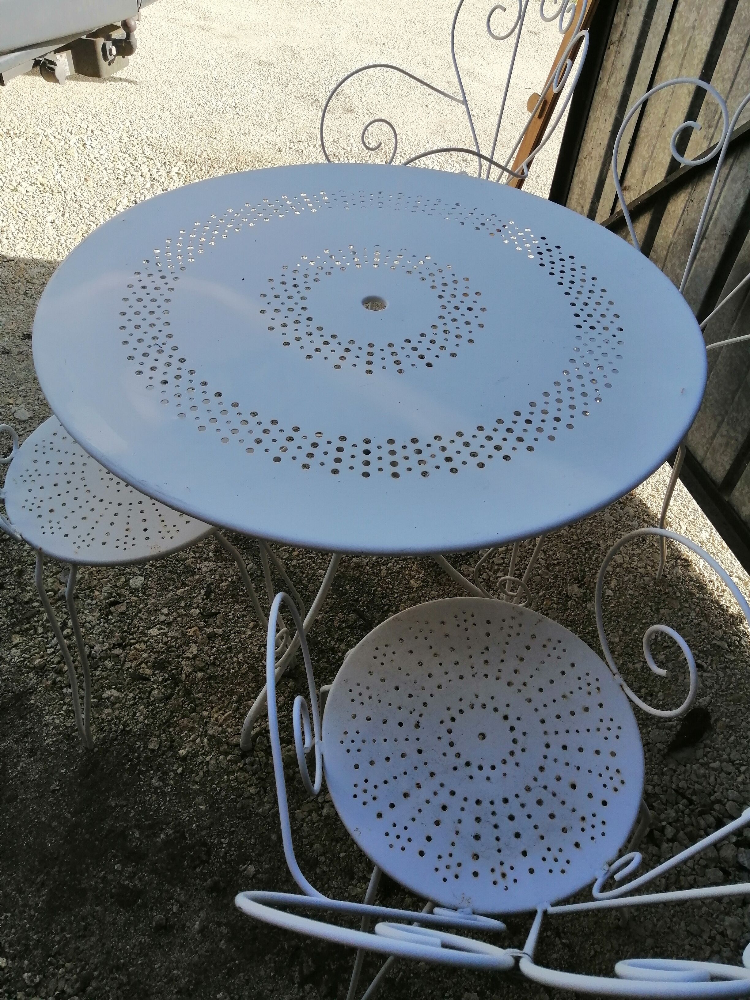 Garden furniture in white metal