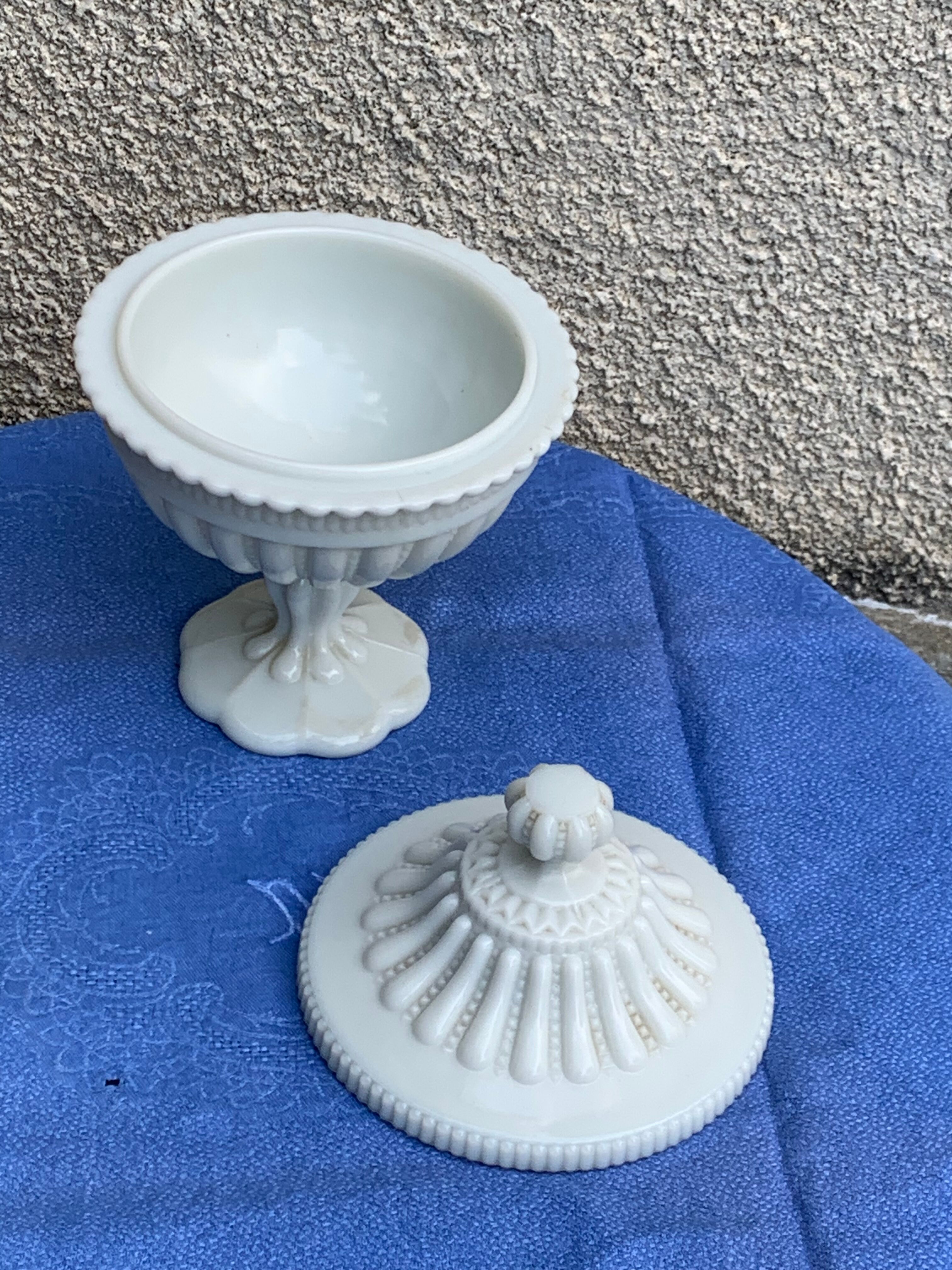 Candy cup in old white opaline, pearl pattern