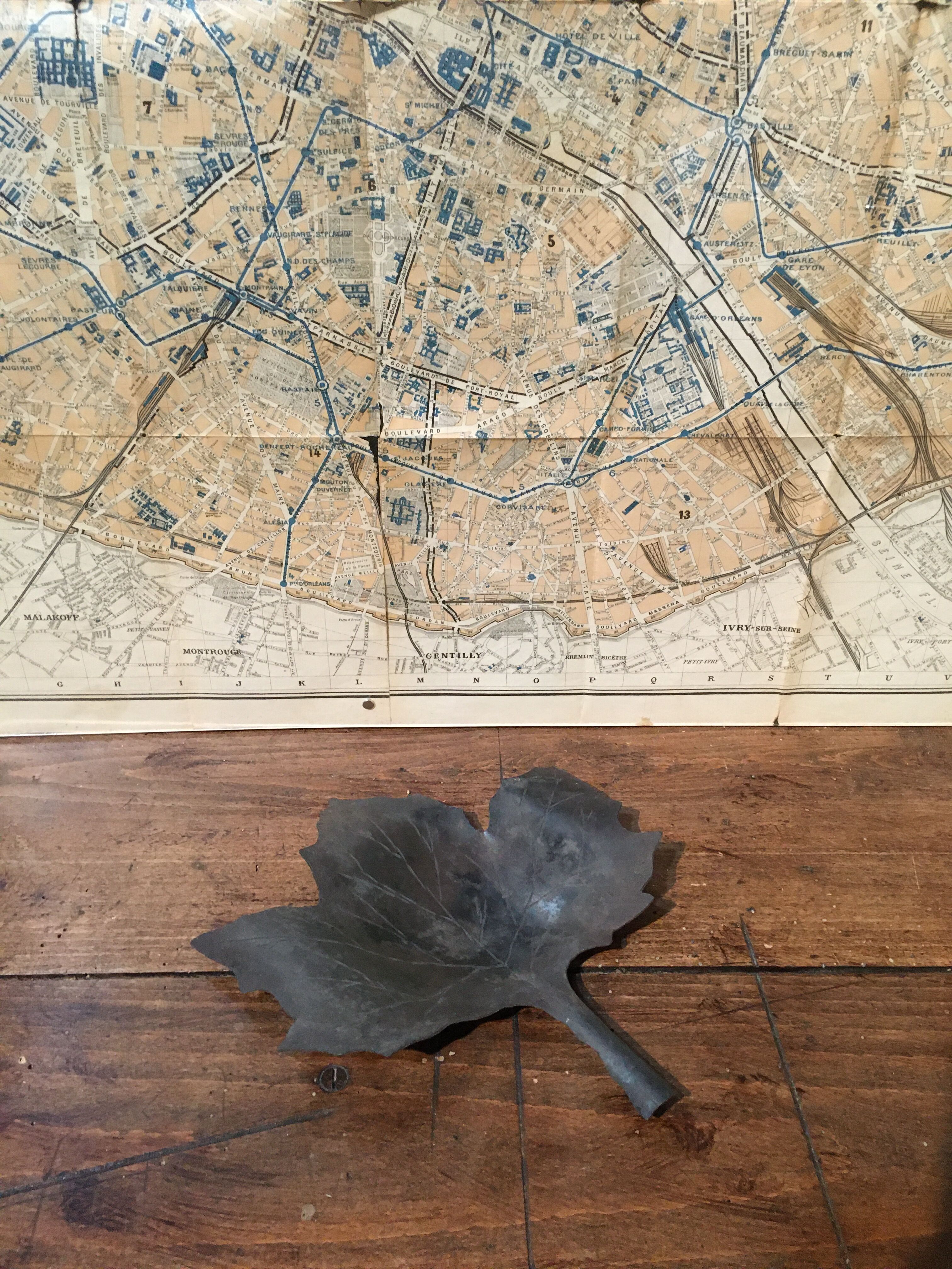 Empty metal maple leaf pocket