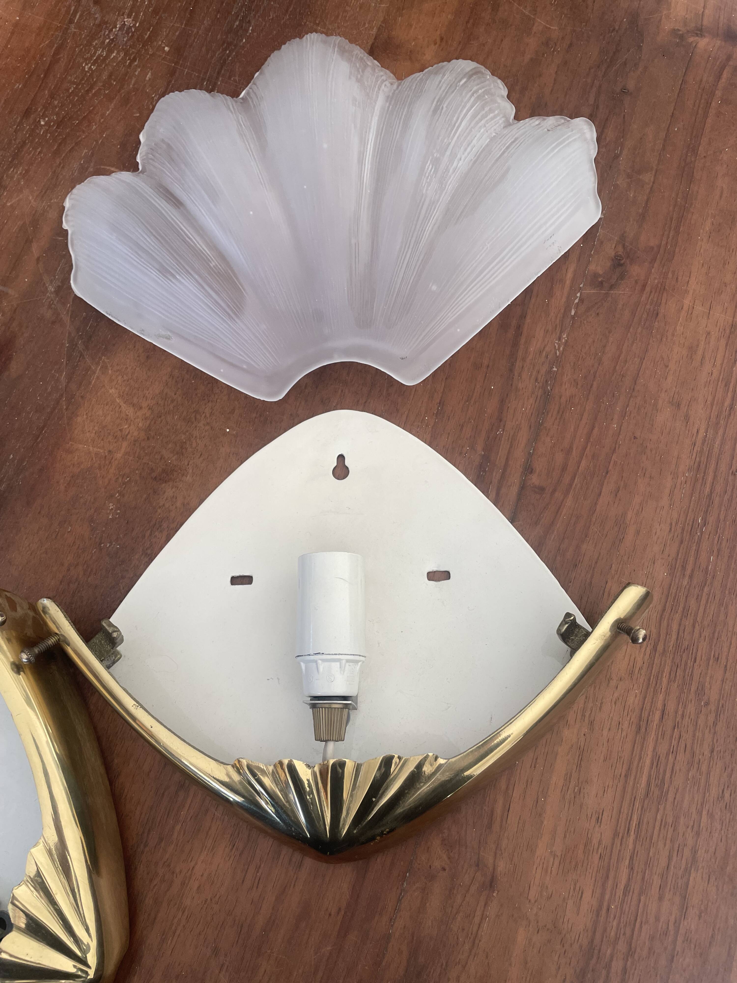 Paire d’appliques vintage en verre dépoli et laiton