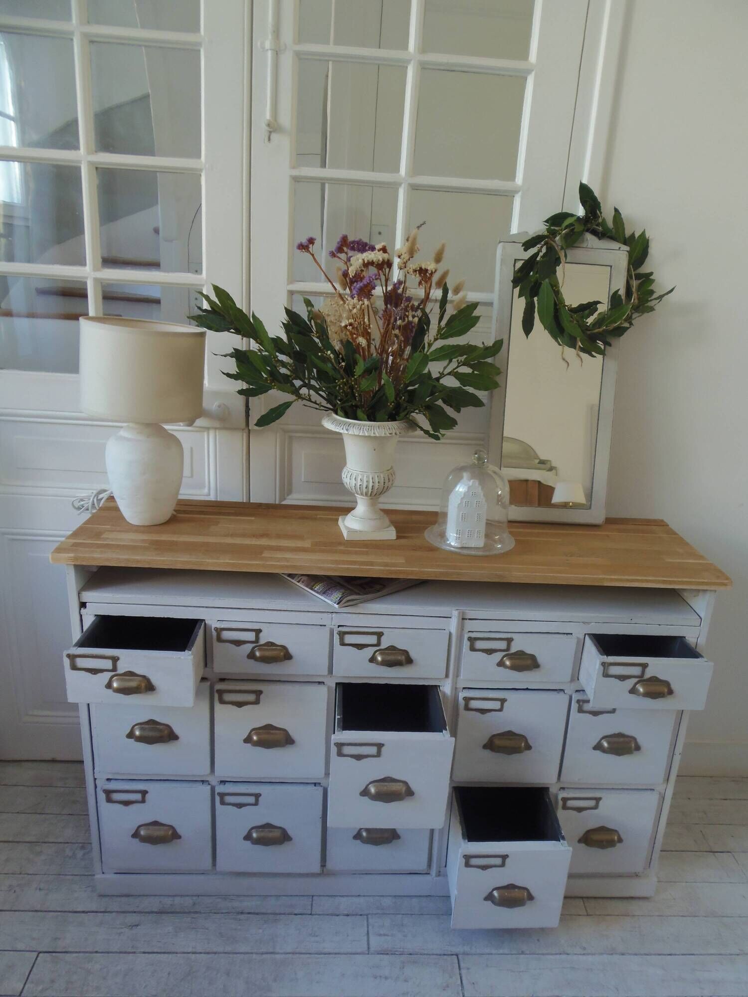 Meuble de métier vintage patiné gris perle, plateau bois.