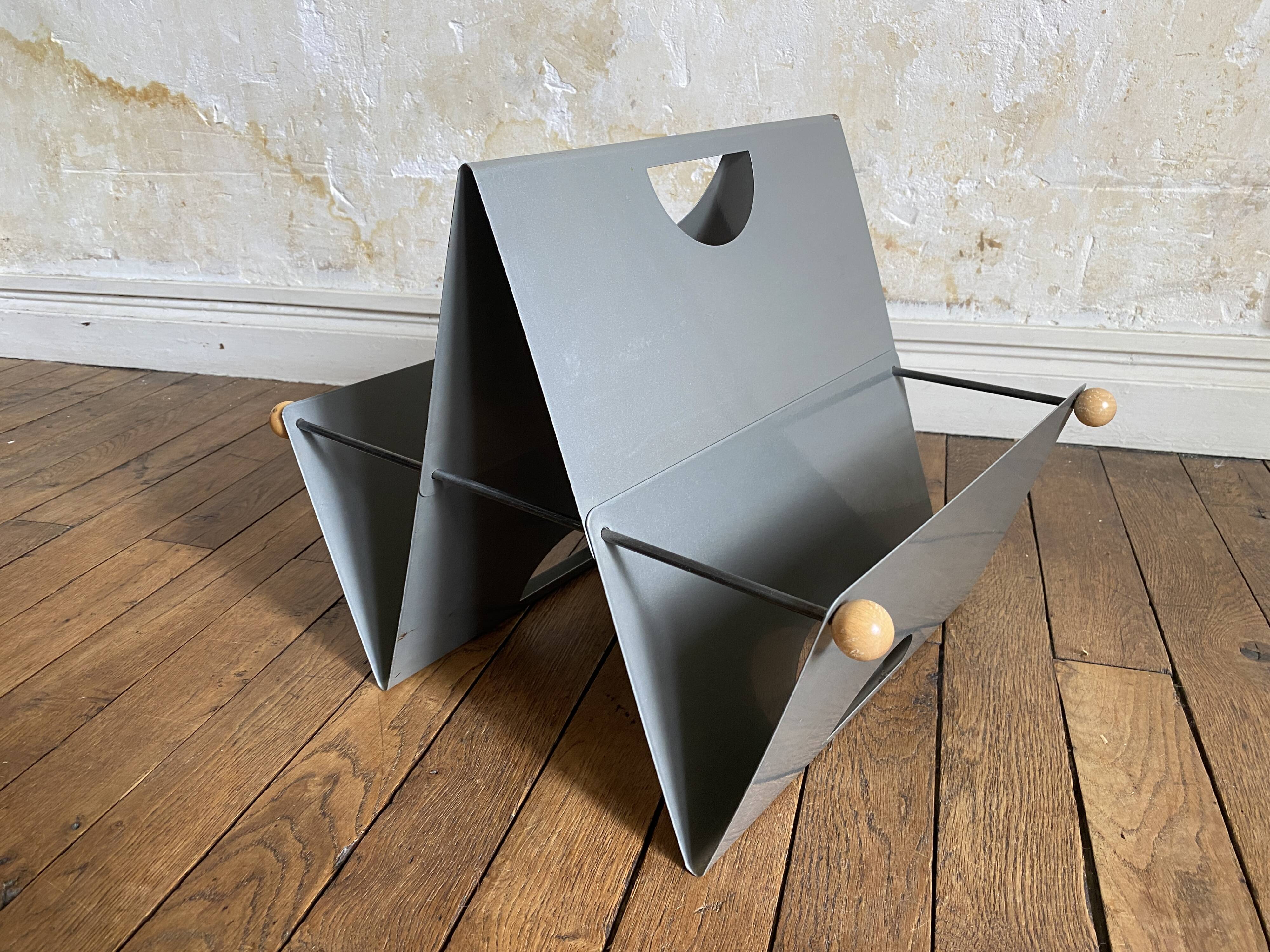 Memphis style magazine rack