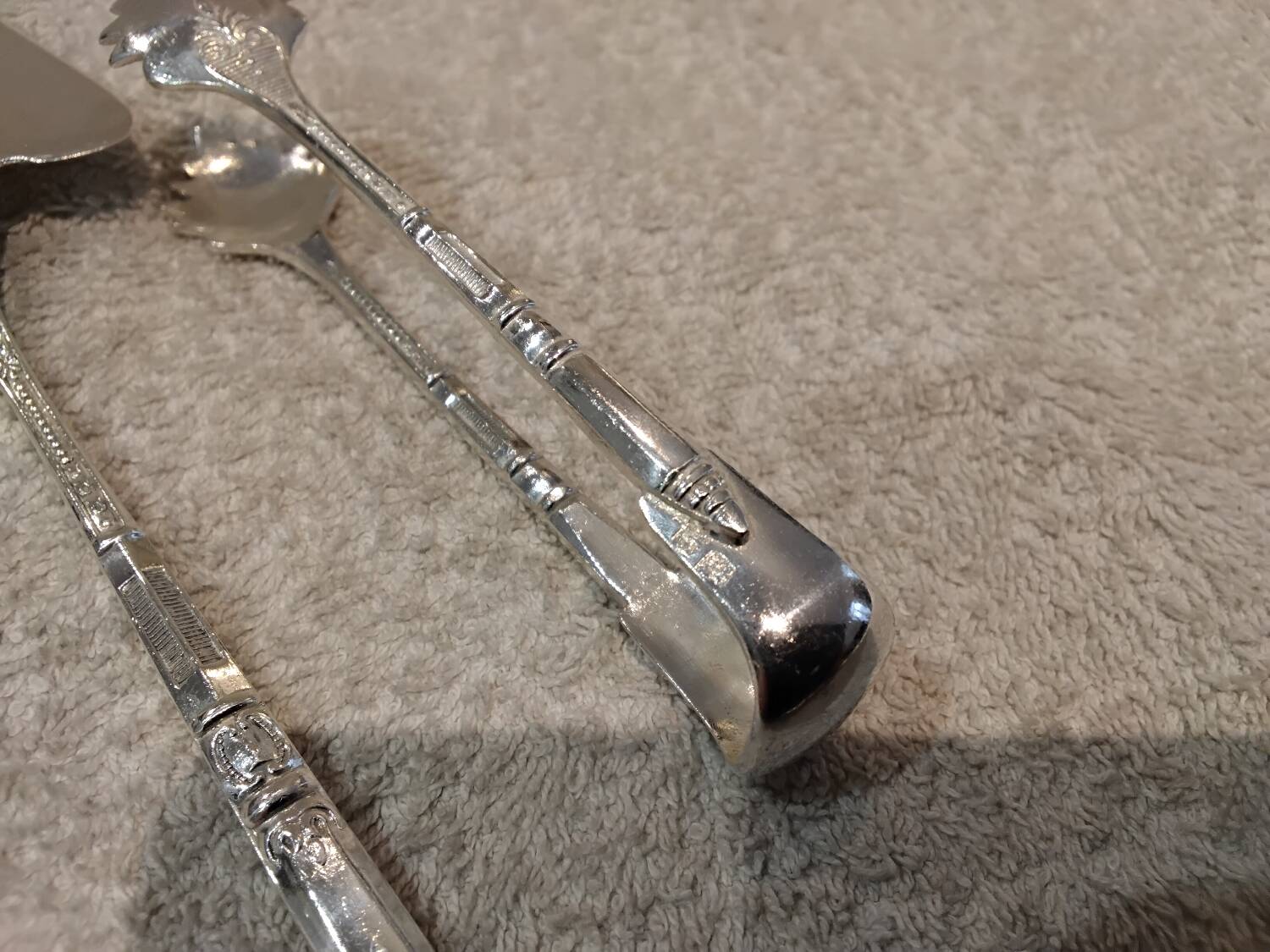 Petite pelle a tarte pince a sucre metal argente orfevre Ercuis russe