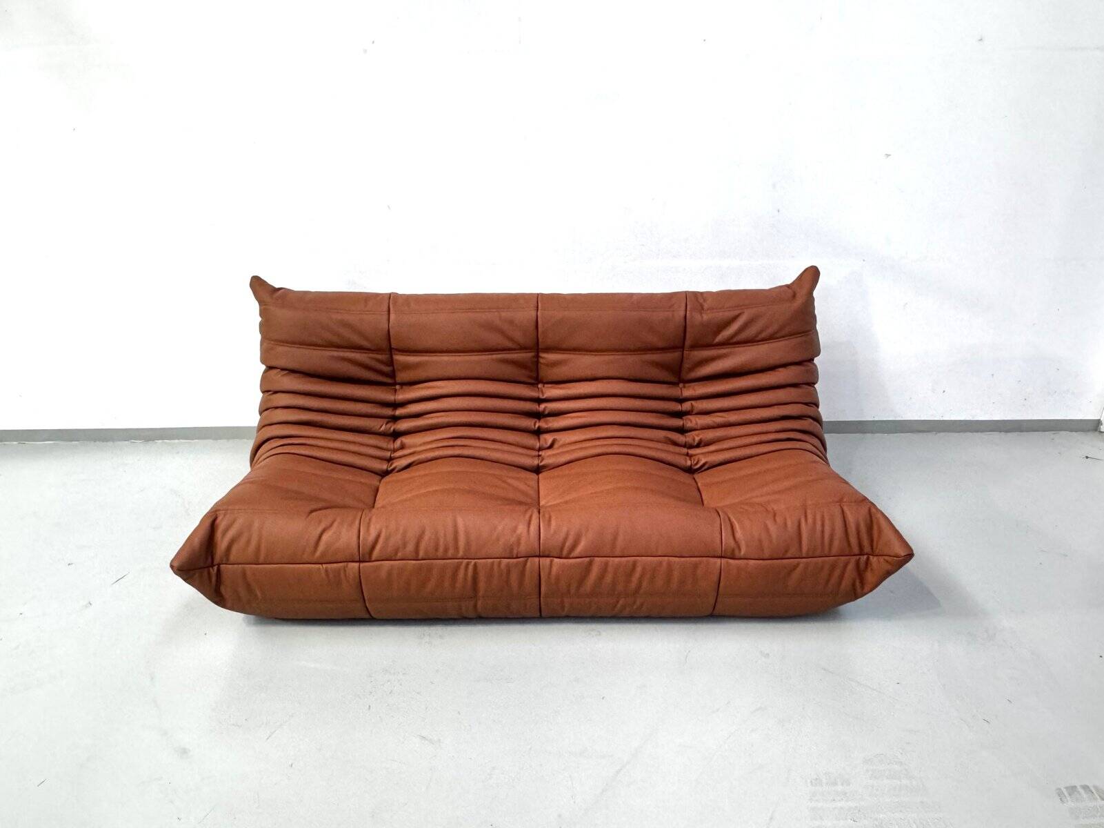 Canapé Togo français en cuir de vachette épais couleur cognac, signé Michel Ducaroy pour Ligne Roset