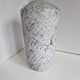 Vase en terre cuite peinte à motif graphique