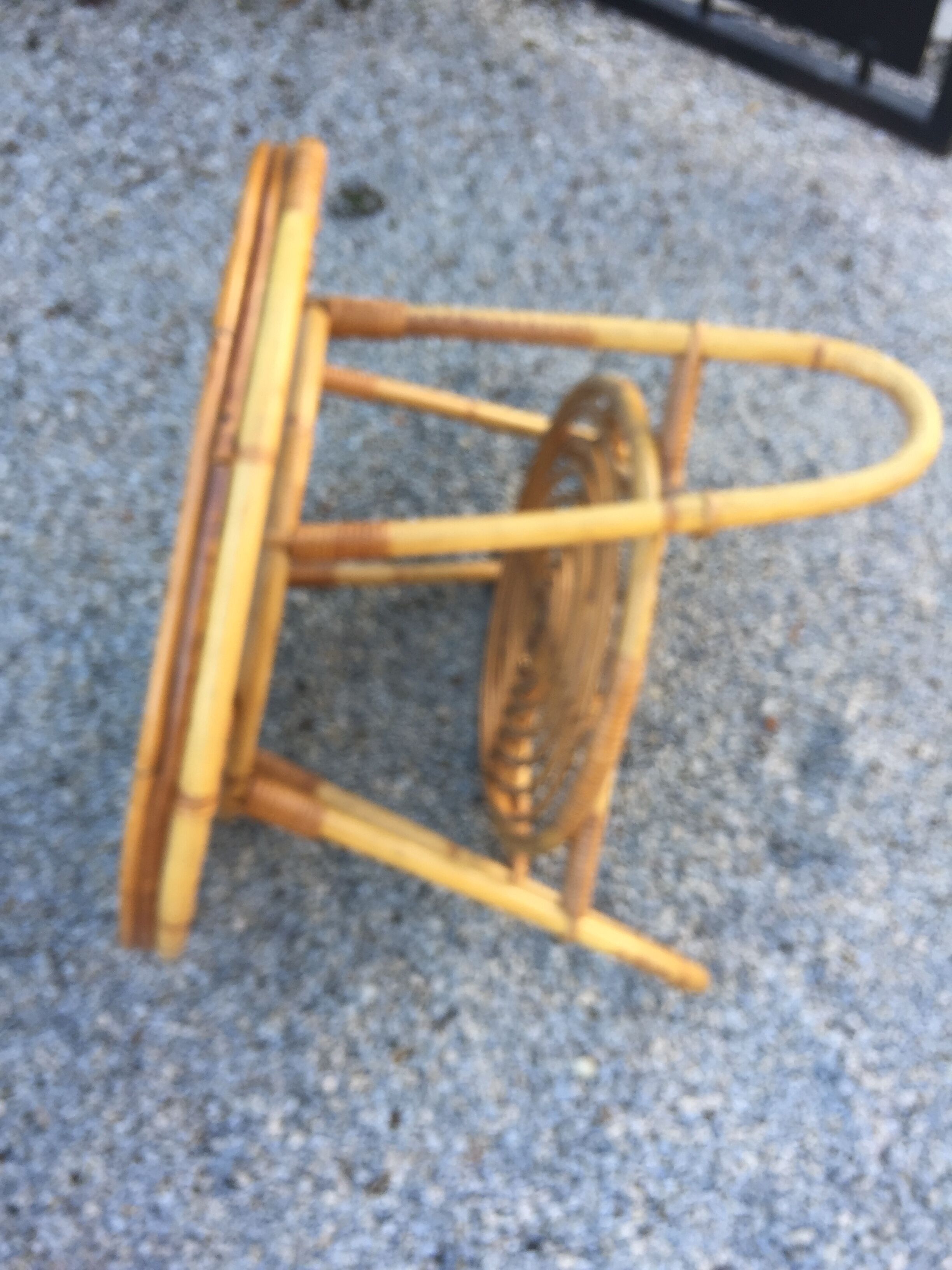 Round coffee table, double rattan trays