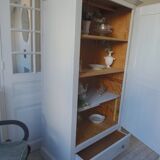 Armoire, penderie patinée gris perle finition cirée.