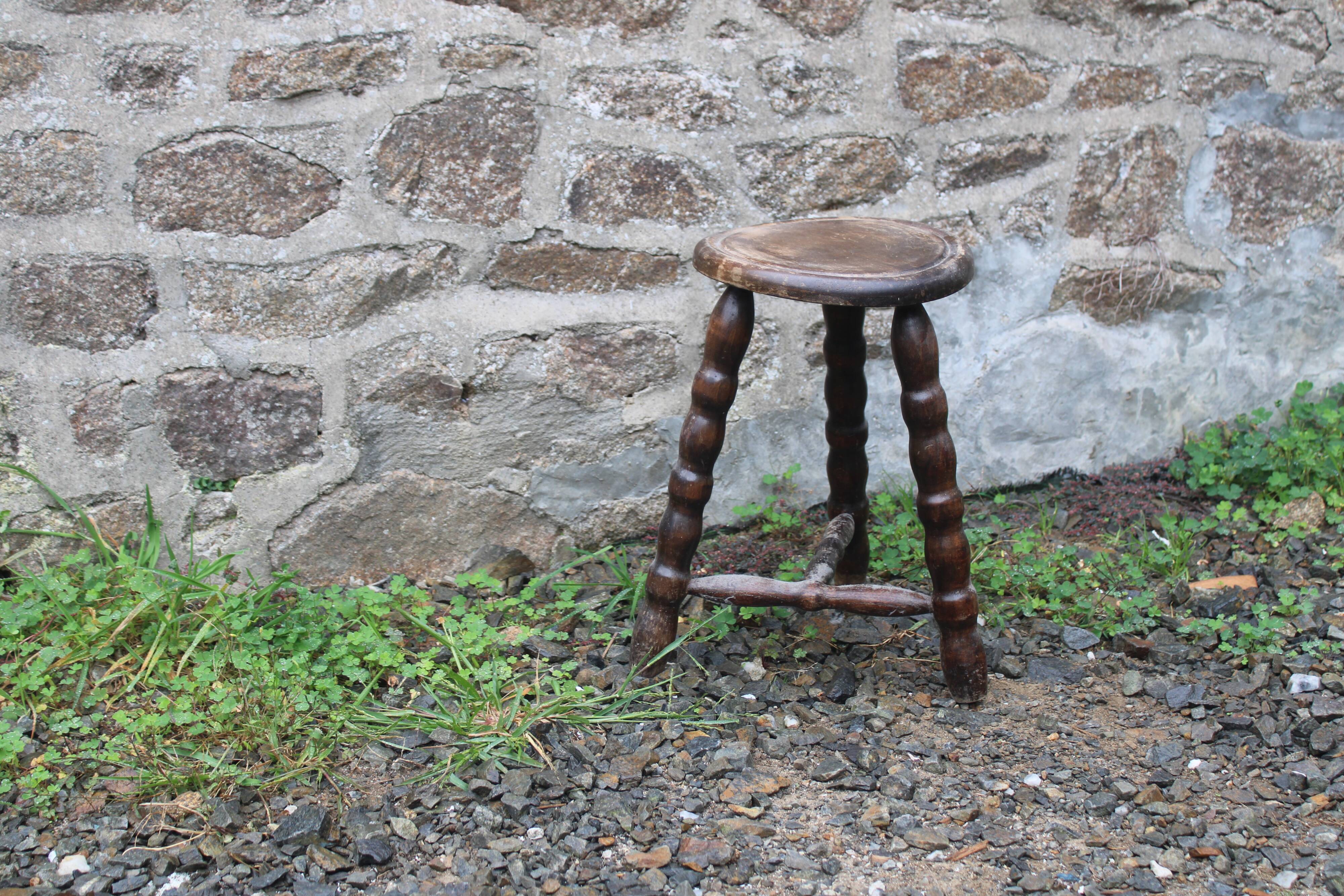 Tripod stool with bossed feet