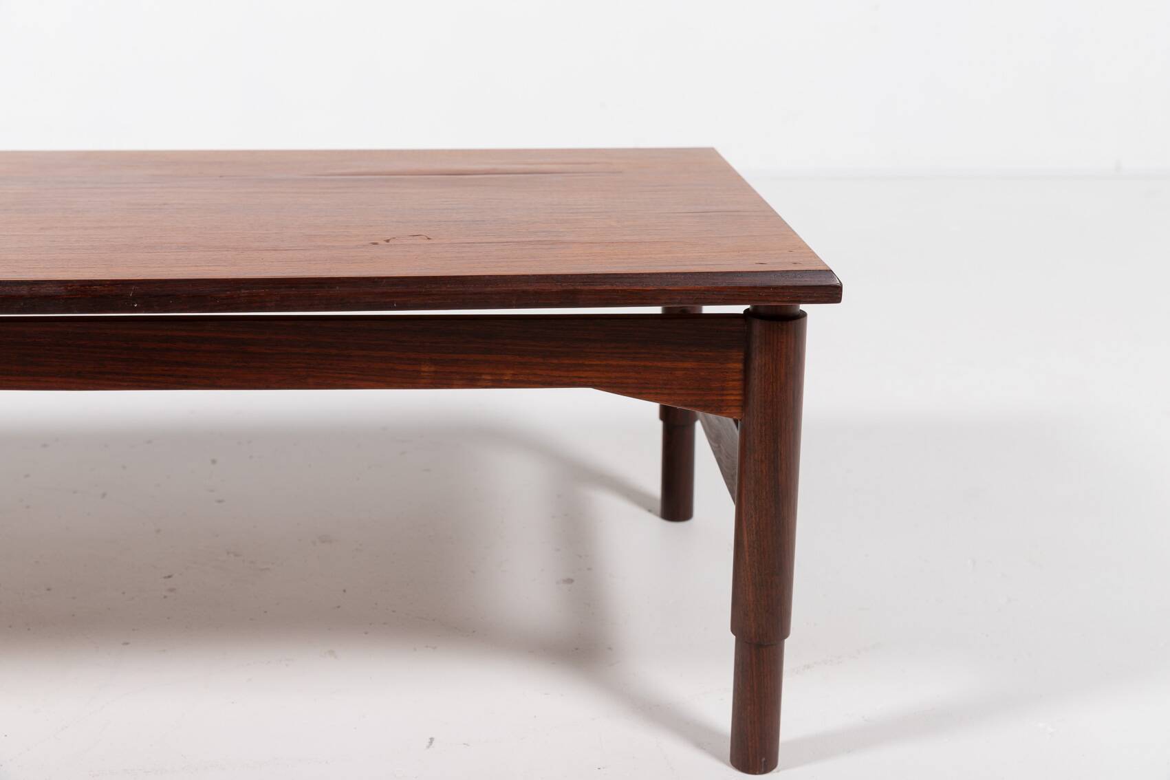 Vintage spectacular veneer coffee table from Saporiti, 1960’s Italy