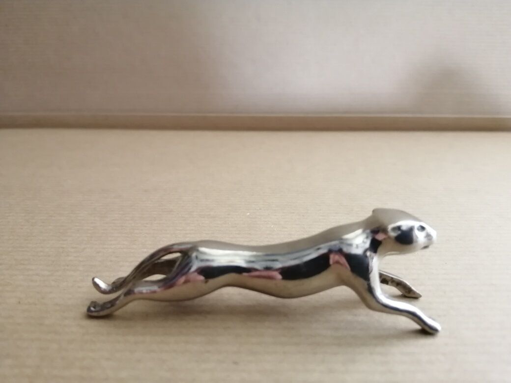 7 silver metal knife holders