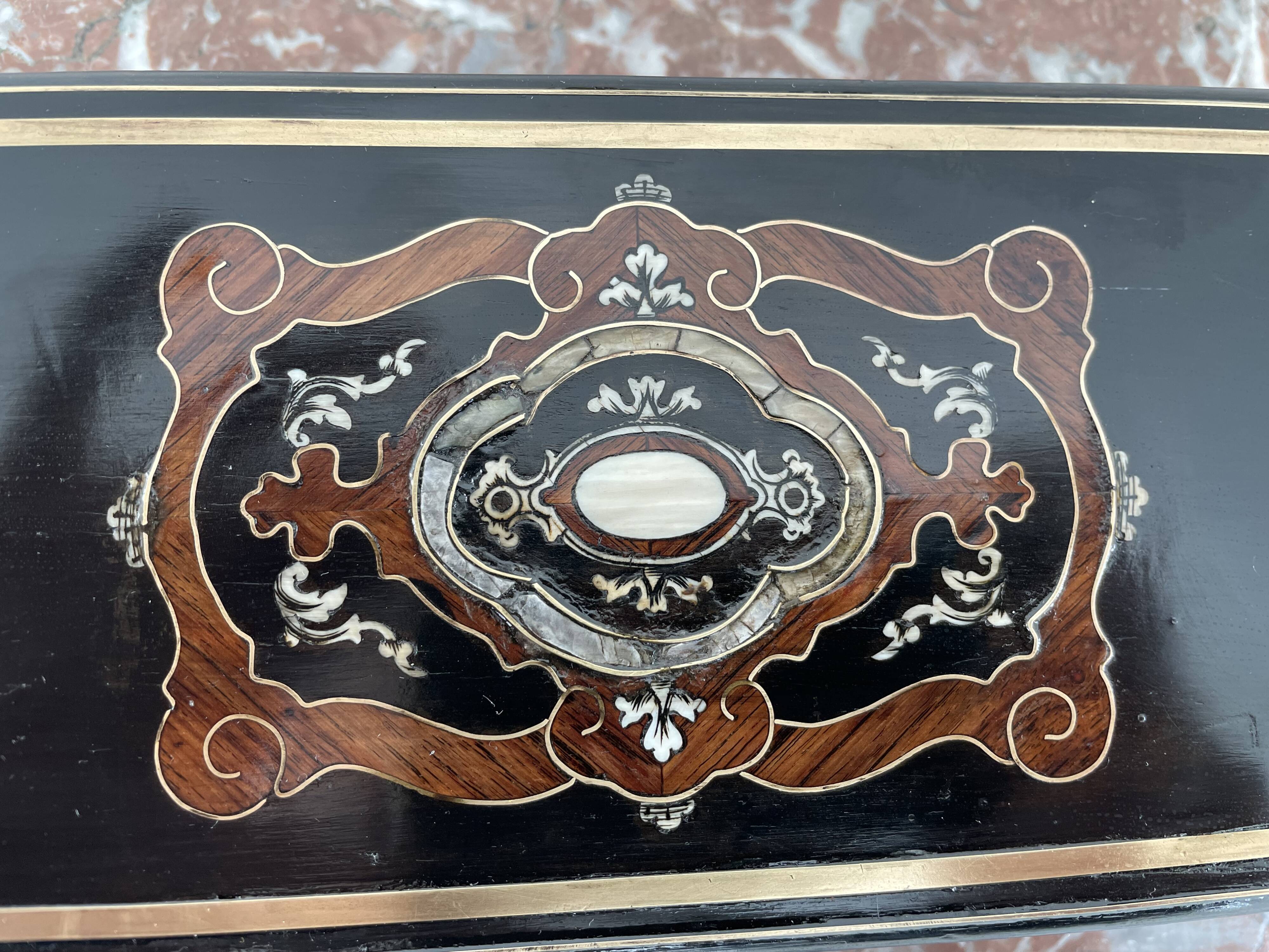 Boîte à gants, Napoléon III, bois précieux, laiton, nacre, placage d'ébène noirci, clé