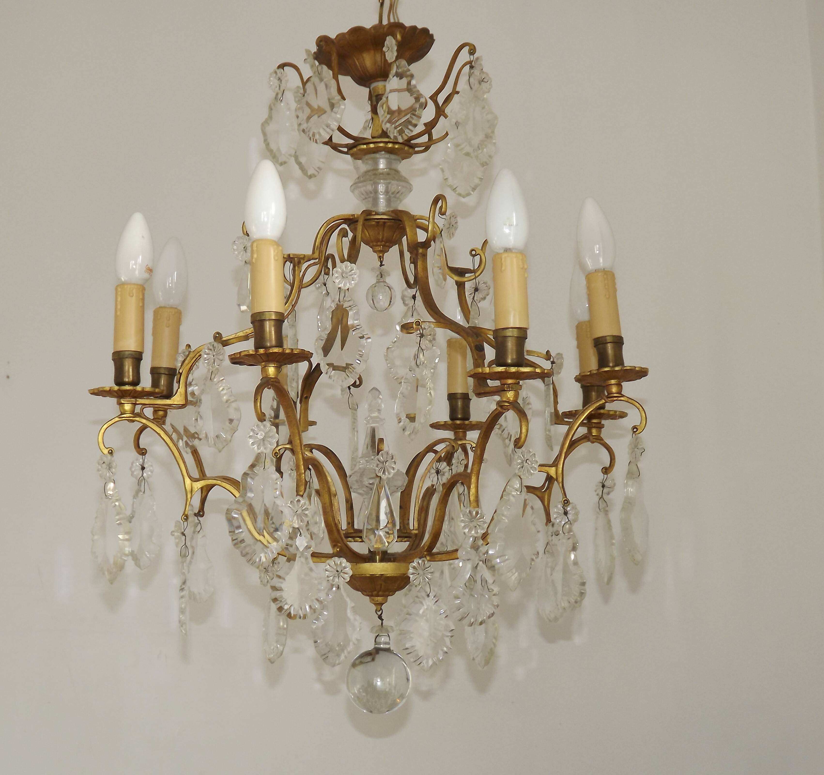 French Louis XV chandelier with 8 lights in gilded bronze, glass and crystal.