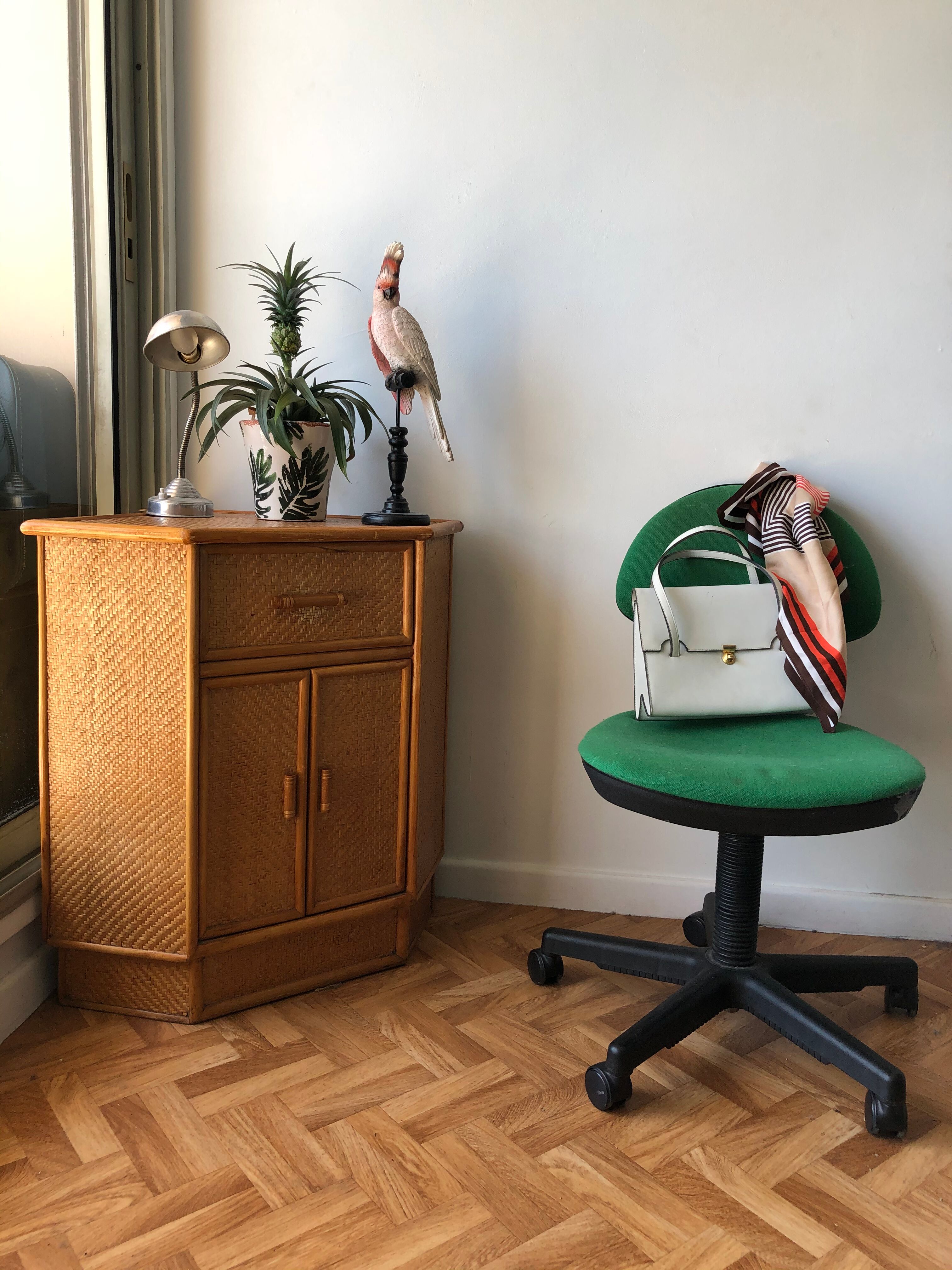 Meuble en rotin d’angle années 70